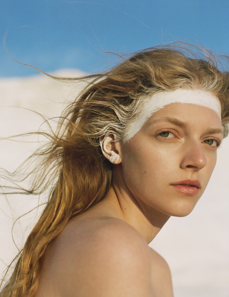 Fotografia de Umit Savaci. Styling de Marzia Fossati. Modelo Eliza Kallmann. Vogue Portugal, julho de 2019.