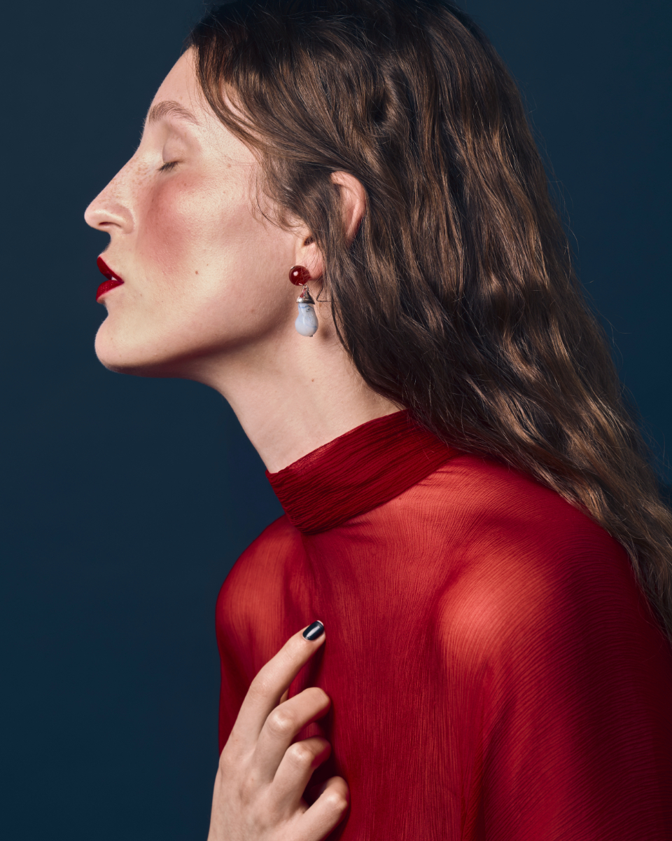 Vestido, TALLER MARMO. Brincos, COMPLETEDWORKS.