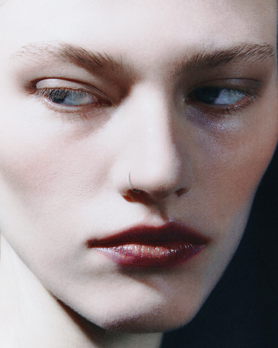 Top, LA MANIA. Brincos, JASMIN SPARROW. Luvas vintage, da produção.