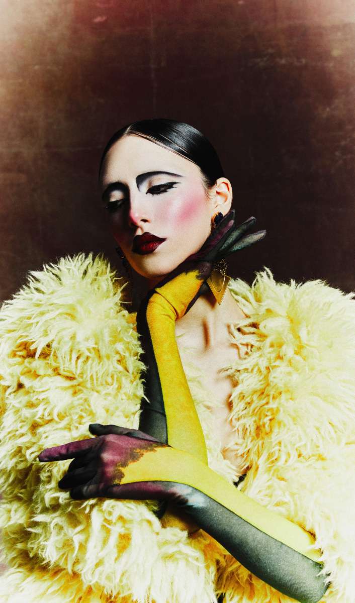 Casaco, SPORTMAX. Corset, MUGLER. Saia, COMME DES GARÇONS. Chapéu, RUSLAN BAGINSKI. Joias, MATISSE RENVER. Luvas, DRIES VAN NOTEN. Collants, LAUREN PERRIN. Sapatos, ROBERTO FESTA. Casaco, SPORTMAX. Corset, MUGLER. Saia, COMME DES GARÇONS. Chapéu, RUSLAN BAGINSKI. Joias, MATISSE RENVER. Luvas, DRIES VAN NOTEN. Collants, LAUREN PERRIN. Sapatos, ROBERTO FESTA.