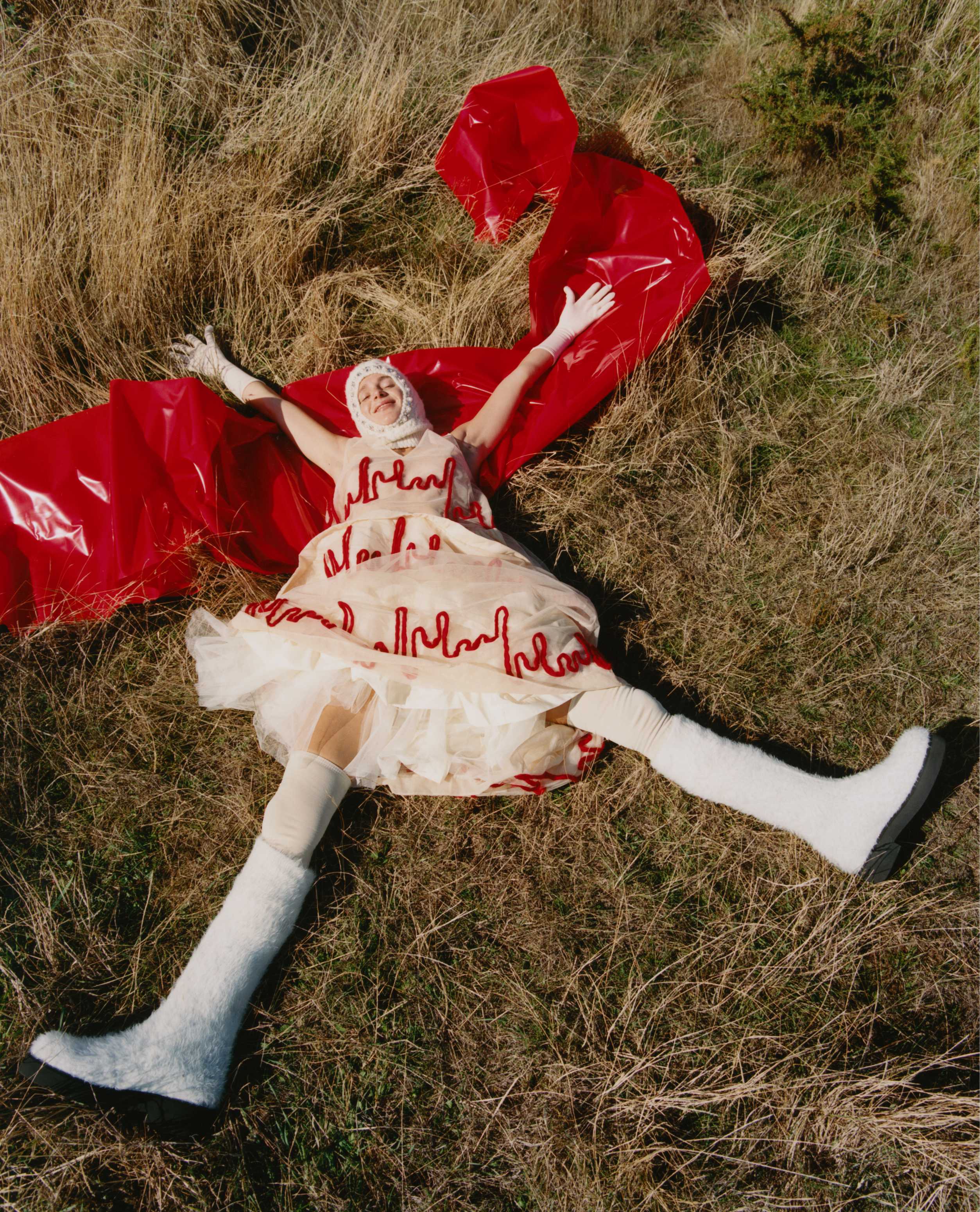 Vestido, balaclava, luvas e meias, tudo SIMONE ROCHA. Botas, 1 MONCLER JW ANDERSON.