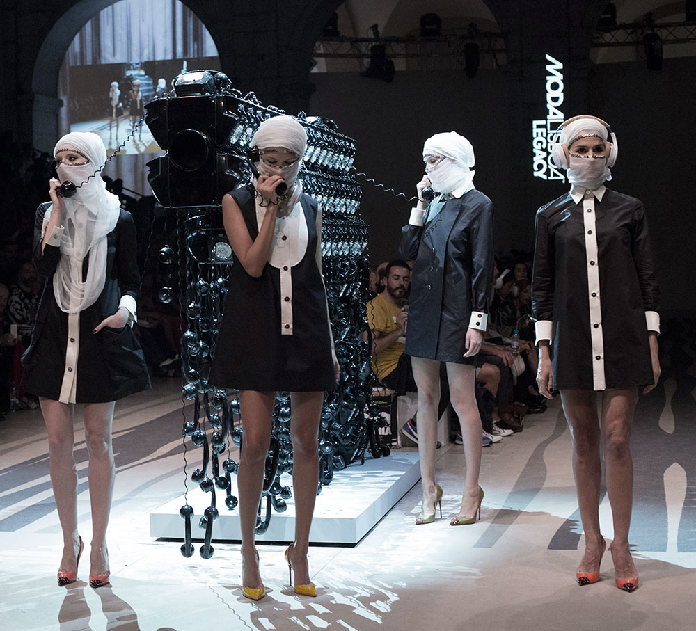 Peça de Joana Vasconcelos na passerelle de Call Center, SS15 © ModaLisboa