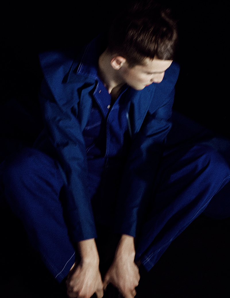 Yakiv veste trench-coat em algodão, Burberry, e macacão em denim, Hibu. Fotografia de Ricardo Santos. Styling de Larissa Marinho. Vogue Portugal, março 2020.