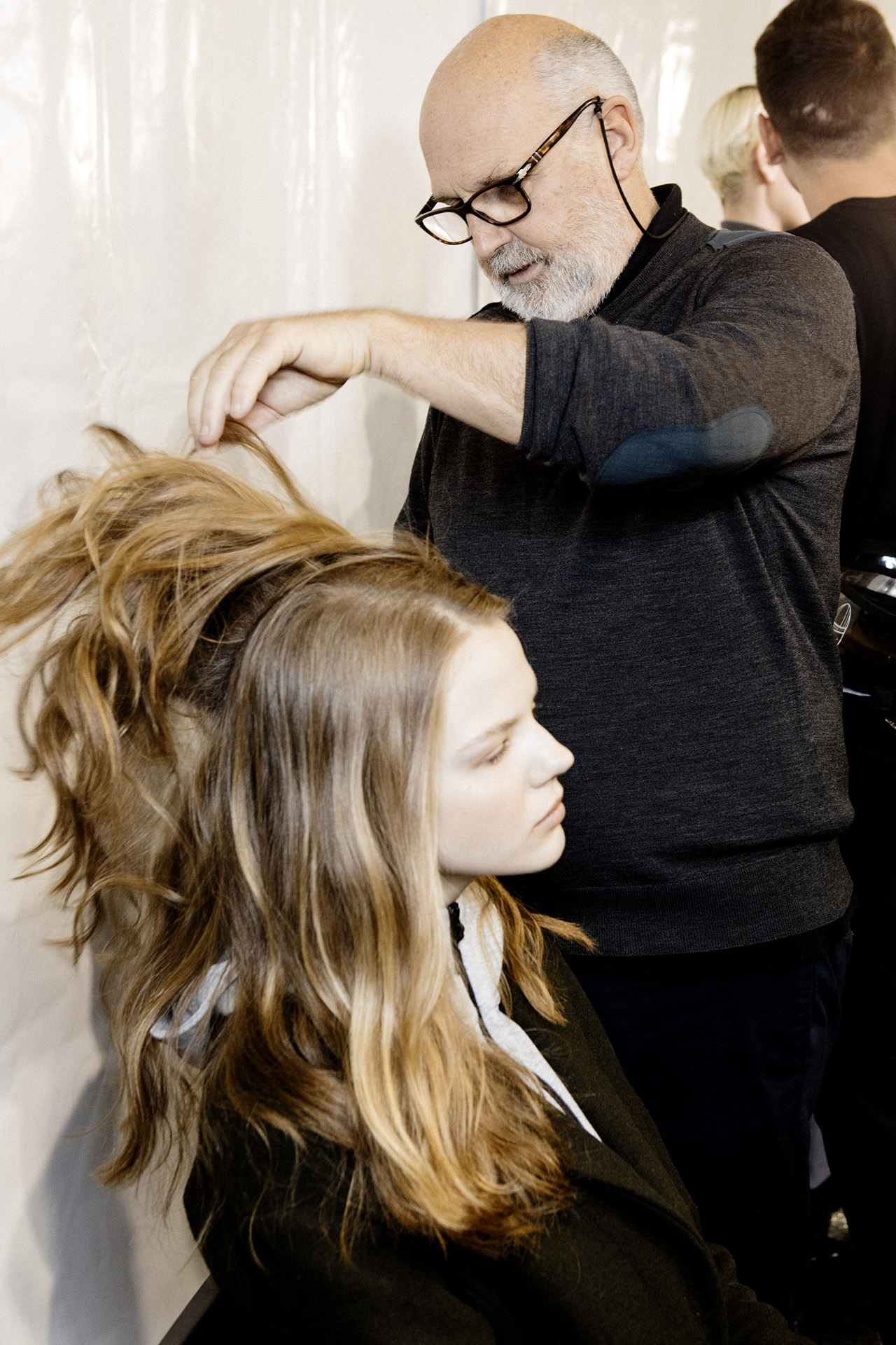 Sam McKnight em ação no backstage do desfile outono/inverno 2018 da Blumarine, durante a Semana de Moda de Milão © Rosdiana Ciaravolo / Getty Images