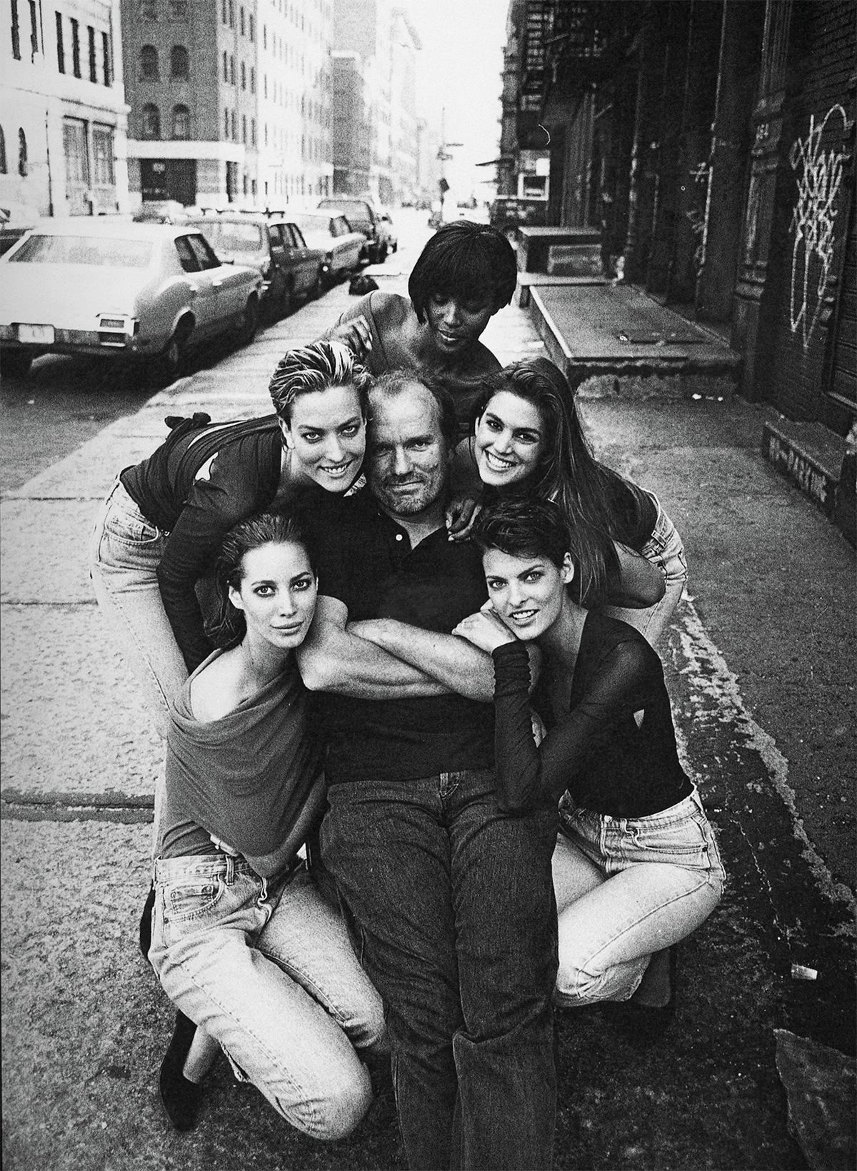 Peter Lindbergh com Christy Turlington, Tatjana Patitz, Naomi Campbell, Cindy Crawford e Linda Evangelista nos bastidores de uma produção, Nova York, 1990. Fotografia © Jim Rakete