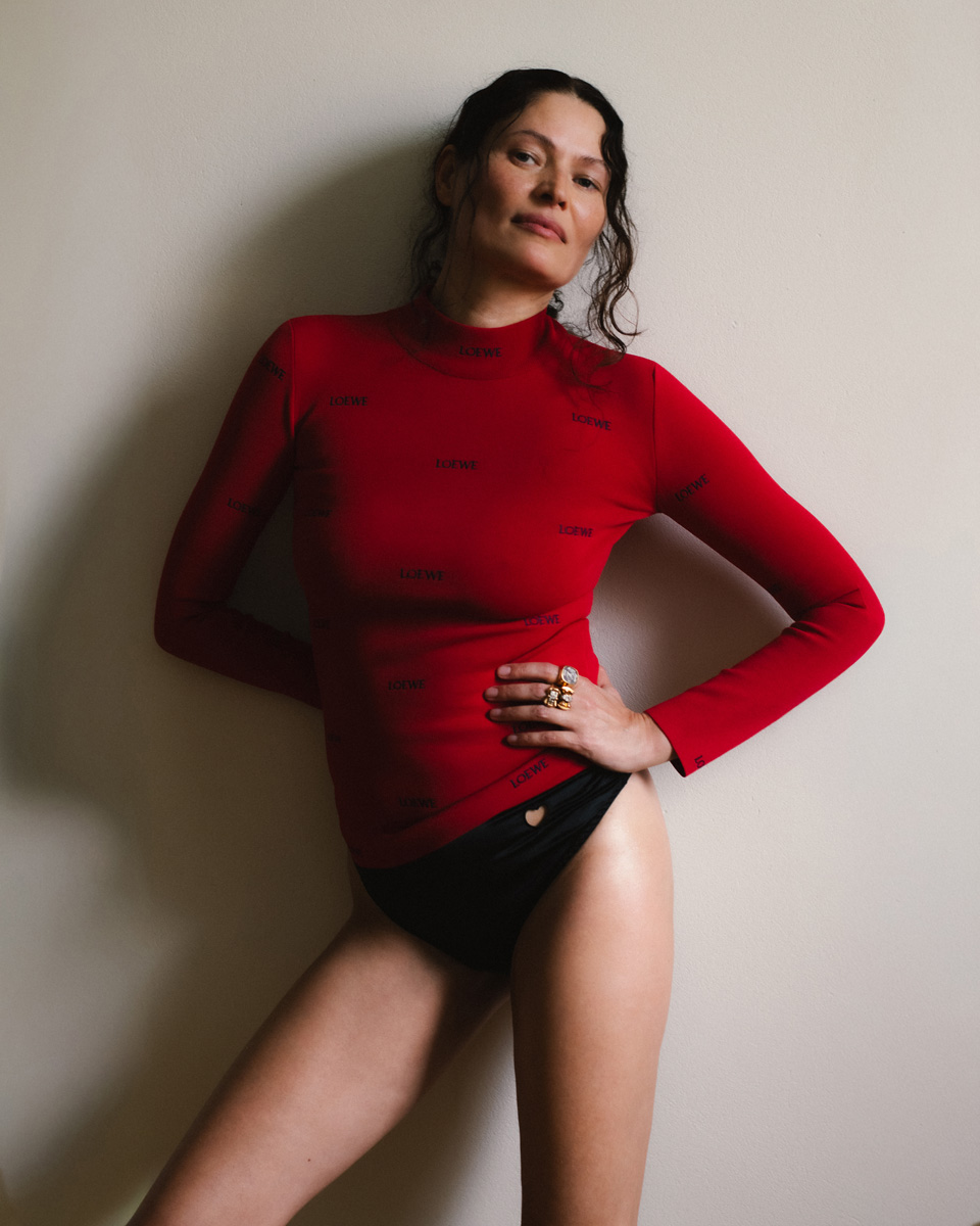 Agnieszka: camisola, LOEWE. Cuecas, LE PETIT TROU. Anel, LOUIS VUITTON. Anéis, JAGG.