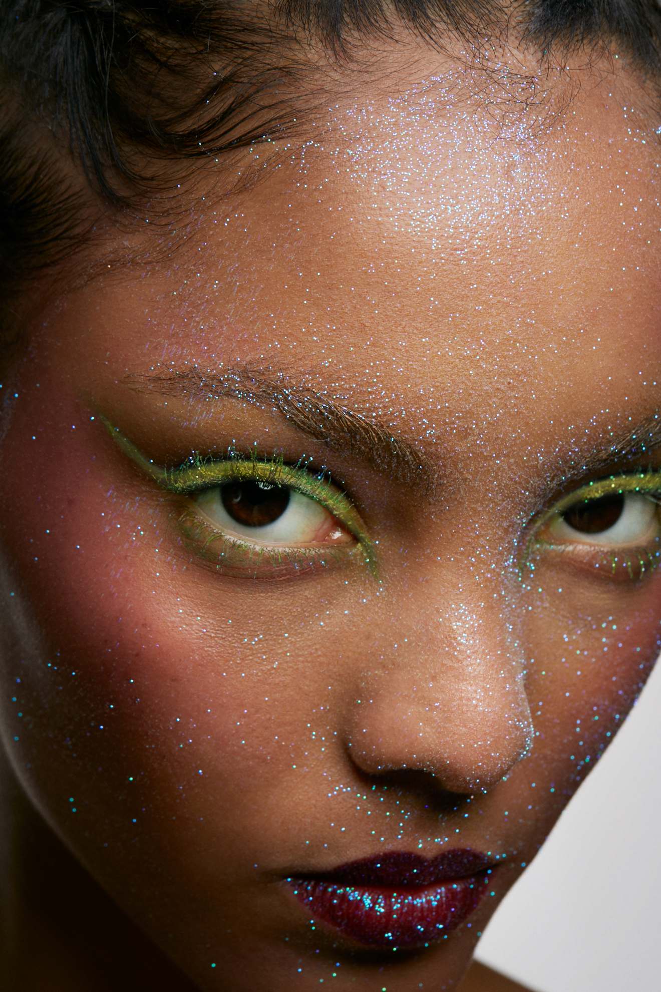 Ana O: primer Prep + Prime, base Studio Radiance Face & Body, no tom C4, corretor de olheiras Studio Fix and Conceal, no tom medium, blush PRO Face Palette, no tom Deep Blush, Wine Me, pigmento em creme (usado nos olhos) Pro Palette Paintstick, nos tons Chartreuse e Landscape Green, primer de lábios Prep + Prime, lápis de lábios, no tom Mahogany, batom Macximal Silky, no tom D For Danger, tudo MAC COSMETICS. Glitter (usado no rosto) Polyester Glimmer, no tom pearl lilac, KRYOLAN. Sombra de olhos Morphe X James Charles The James Charles Palette, no tom Social Blade, MORPHE X JAMES CHARLES. Gel de cabelo Braid Formul Conditioning Gel, EBIN NEW YORK. Spray de cabelo More Inside Shimmering Mist, € 25,10, e mousse More Inside Volume Boost, € 26,20, DAVINES. Iris: base Studio Radiance Face & Body, no tom C1, pigmento em creme (usado nos olhos) Pro Palette Paintstick, no tom Primary Yellow, tudo MAC COSMETICS. Corretor de olheiras Radiant Creamy Concealer, no tom Vanilla, € 28, NARS em SEPHORA.PT. Iluminador Backstage Glow Face Palette, no tom Contour Light, € 61, DIOR em SEPHORA.PT. glitter Polyester Glimmer Medium, no tom Pearl White, KRYOLAN. Pigmento em creme (usado nos olhos) Colour Case Cosmetic Paint Palette The Electrics, no tom Sunny Side, MADE BY MITCHEL. Sombra de olhos Colorstay, no tom 720 Chocolate, REVLON. Lápis de lábios Cosmetic Colour Pencils, no tom Lydia, OBSESSIVE COMPULSIVE COSMETICS. Spray de cabelo Infinium Pure, € 30, L’ORÉAL PROFESSIONNEL em SEPHORA.PT. Spray de cabelo Pro Tecni Art Flex Pli, € 21,99, L’ORÉAL em PLURICOSMETICA.COM. Spray de cabelo Tecni Art Beach Waves, € 23,10, e gel de cabelo Tecni Art Fix Max Gel Sculpture Force 6, € 23,20, L’ORÉAL PROFESSIONNEL em WELLS.PT. Óleo de cabelo Elixir Ultime - L’Huile Originale, € 67, KÉRASTASE em SEPHORA.PT. Spray de cabelo More Inside Shimmering Mist, € 25,10, DAVINES. Maddux: base Foundation Palette, no tom Olive Series, RCMA. Glitter Polyester Glimmer Medium, no tom Pearl White, KRYOLAN. Iluminador Ambient Lighting Palette Volume ll, € 78, HOURGLASS em SEPHORA.PT. Pó translúcido, € 44, 95, LAURA MERCIER. Blush Major Headlines Double-Take Crème & Powder Duo, no tom She’s Giving, € 33,95, PATRICK TA BEAUTY. Sombra de olhos Visepro Editorial Brights, € 49,88, VISEART PARIS. Batom Stunna Lip Paint, no tom Underdawg, € 29, FENTY BEAUTY em SEPHORA.PT. Óleo de lábios Glow Reviver, no tom Crystal Clear, E.L.F COSMETICS. Spray de cabelo Infinium Pure, € 30, L’ORÉAL PROFESSIONNEL em SEPHORA.PT. Spray de cabelo Pro Tecni Art Flex Pli, € 21,99, L’ORÉAL em PLURICOSMETICA.COM. Spray de cabelo Tecni Art Beach Waves, € 23,10, e gel de cabelo Tecni Art Fix Max Gel Sculpture Force 6, € 23,20, L’ORÉAL PROFESSIONNEL em WELLS.PT. Óleo de cabelo Elixir Ultime - L’Huile Originale, € 67, KÉRASTASE em SEPHORA.PT. Spray de cabelo More Inside Shimmering Mist, € 25,10, DAVINES.
