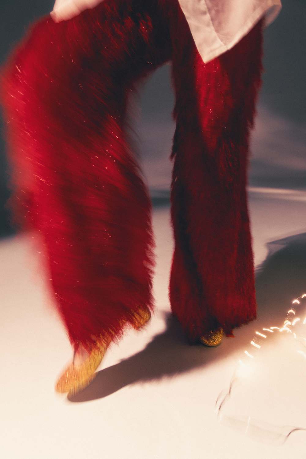 Camisa, PAOLA MOLET. Calças, RUBEN ARRANZ. Cinto, GIANNI VERSACE, na ATELIER RESISTANCE. Meias, METRO CUADRADO. Sapatos, THE FOREST SHOES.