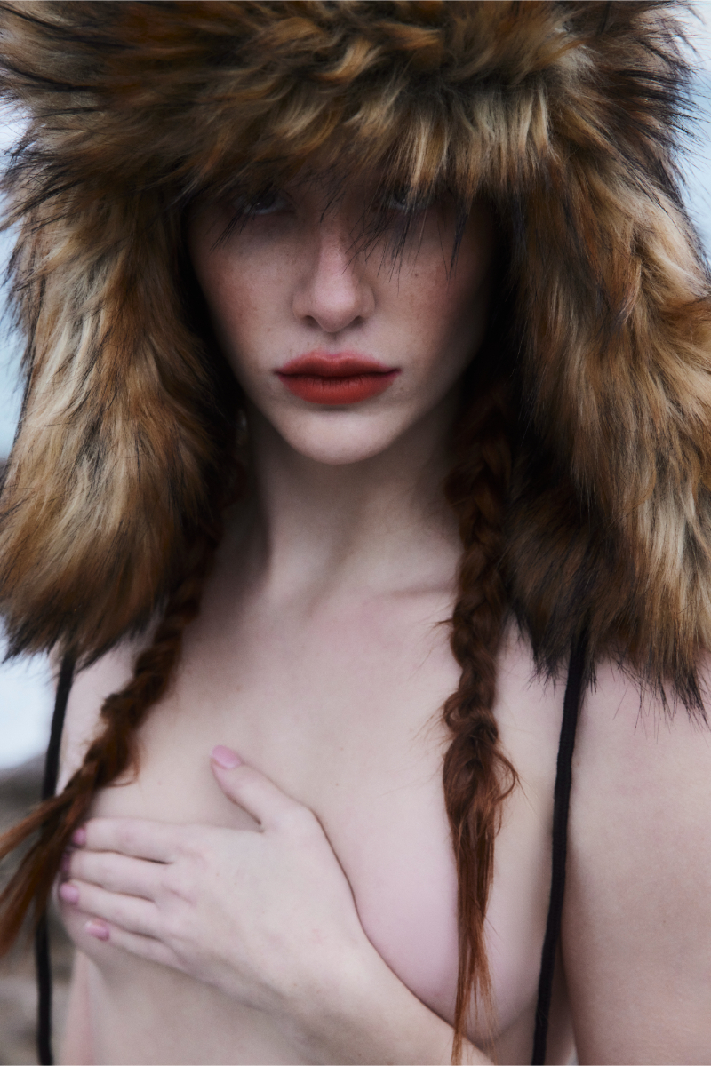 Saia, NORMA KAMALI. Chapéu, JADED LONDON.