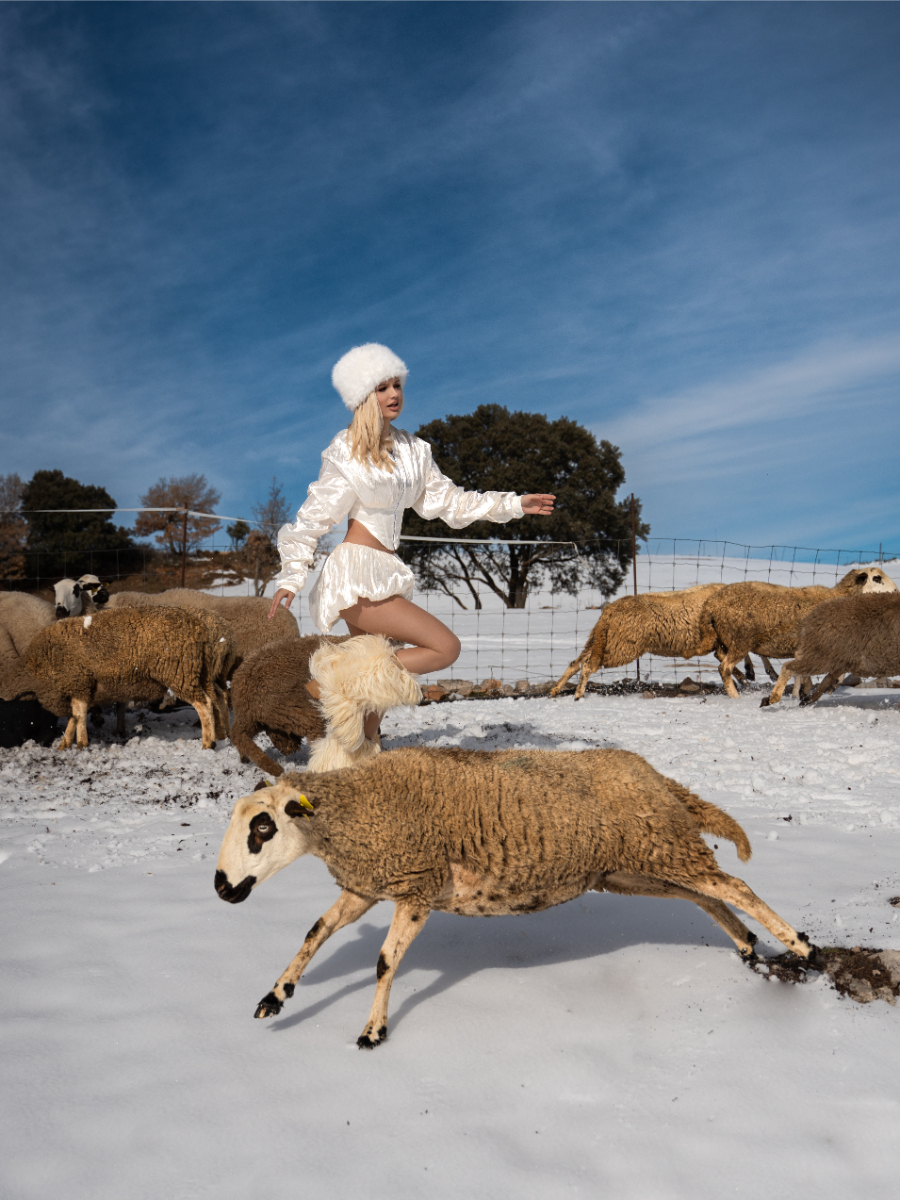 Top, saia e chapéu, MUNIQUE. Botas, GOLDBERGH.