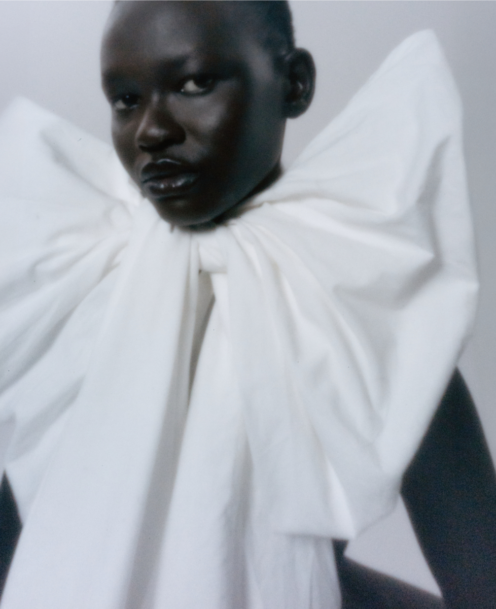 Vestido, CULT GAIA. Sapatos, BOTTEGA VENETA. Laço, MAISON MICHEL.