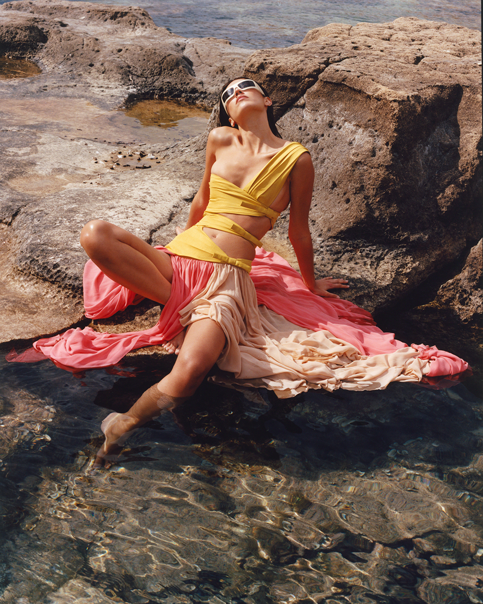 Vestido, ROBERTO CAVALLI. Óculos de sol vintage, GIANFRANCO FERRE, na RELLIK.