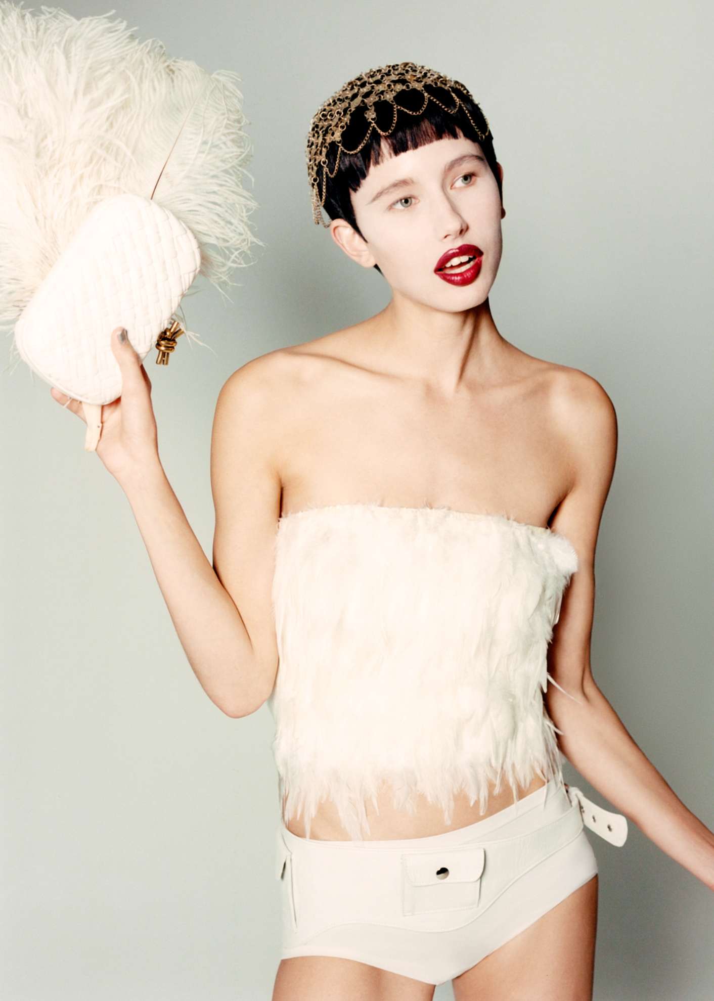 Top, JUAN PEDRO LOPEZ. Cinto, GIMAGUAS. Cuecas e headpiece, ambas da produção. Carteira, BOTTEGA VENETA.