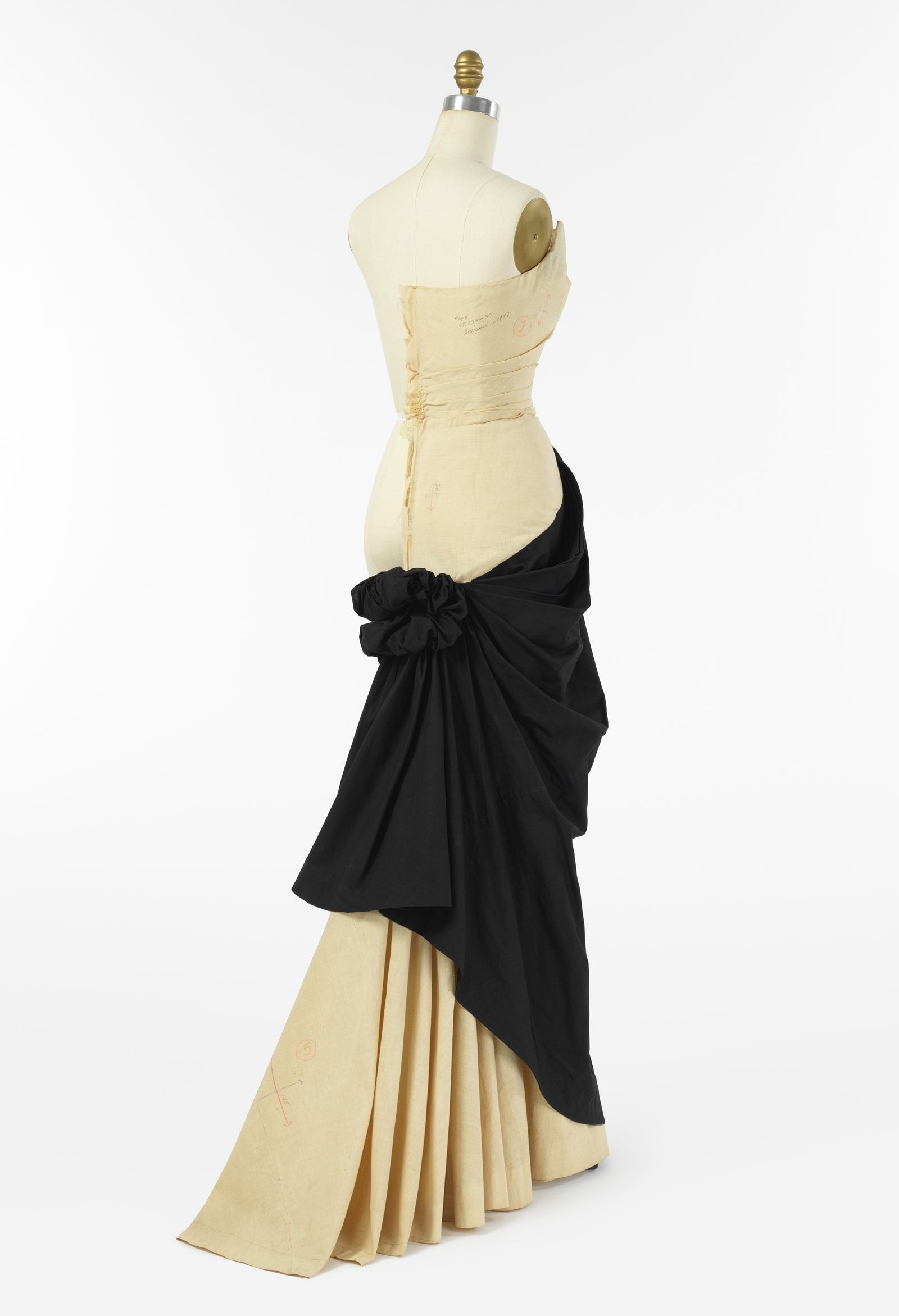 Musselina Bustle, Charles James (americano, nascido na Grã-Bretanha, 1906–1978), 1947; Coleção de Trajes do Museu do Brooklyn no Museu Metropolitano de Arte, doação do Museu do Brooklyn, 2009; doação de Millicent Huttleston Rogers, 1949 (2009.300.752)
