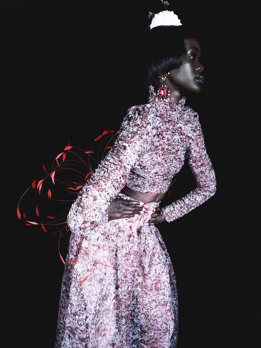 Top, saia e brincos, tudo GIAMBATTISTA VALLI. Headpiece, VERONICA MARUCCI.