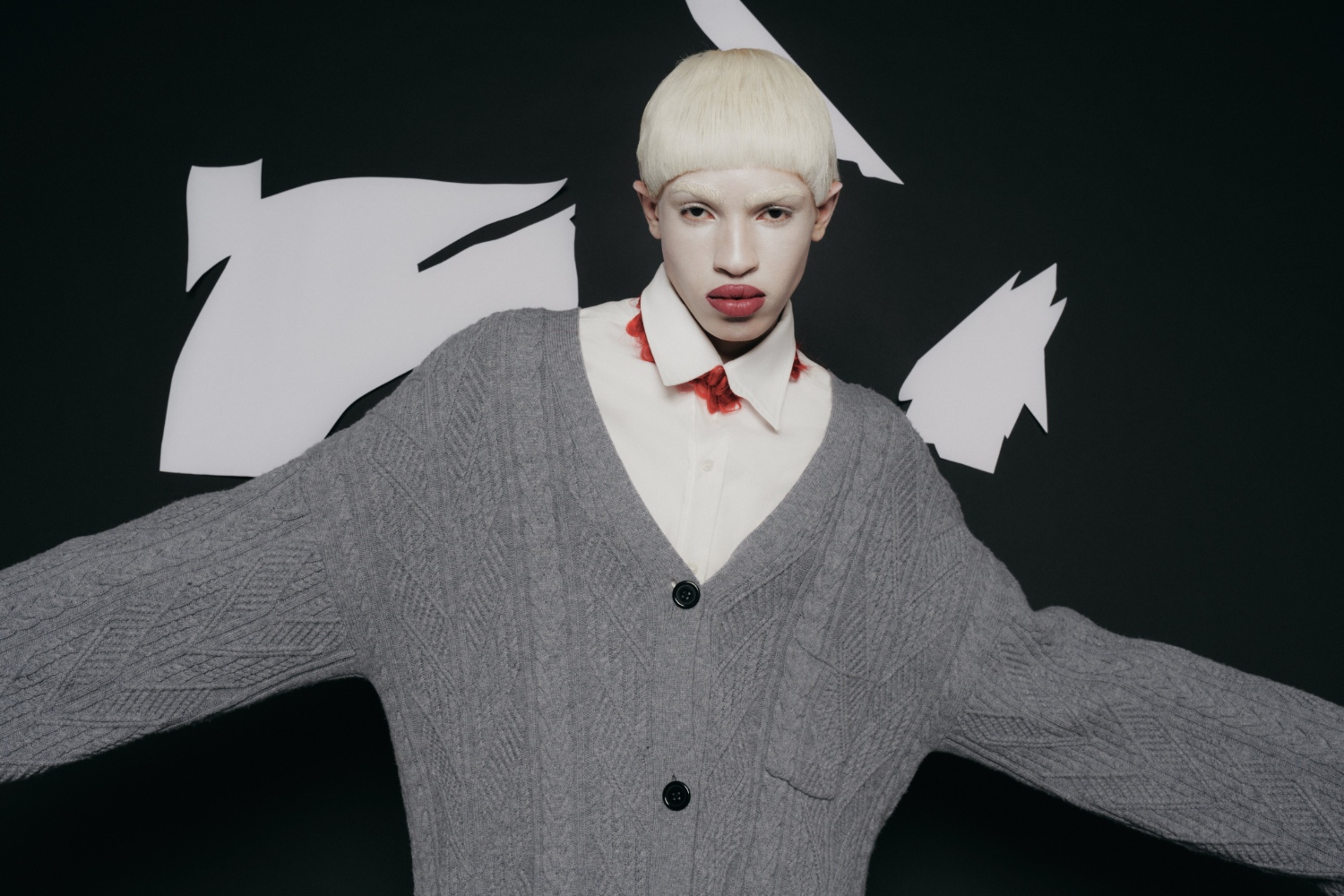 Lorys: casaco, HIGHLIGHT STUDIO. Camisa, KAMAD PARIS.