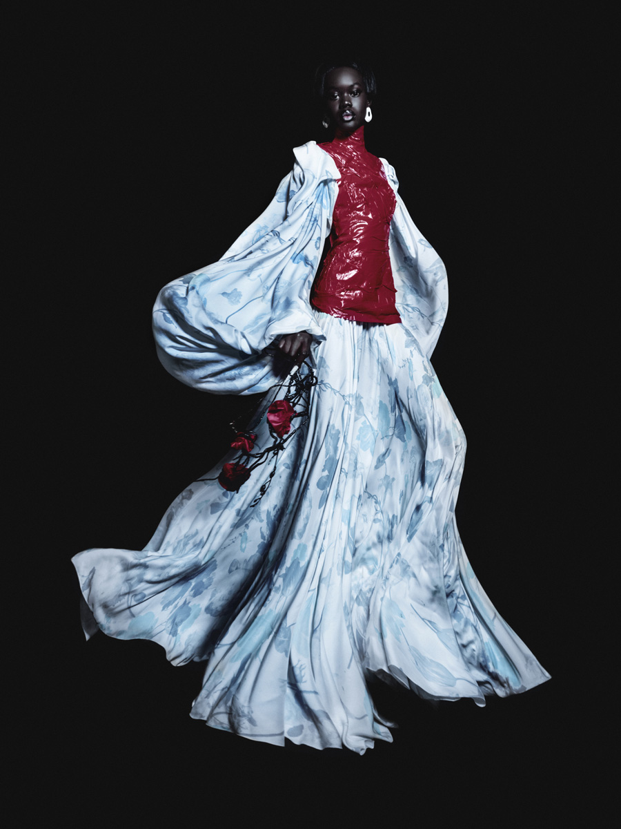 Vestido, MAISON MARGIELA. Brincos, MONSECRET.