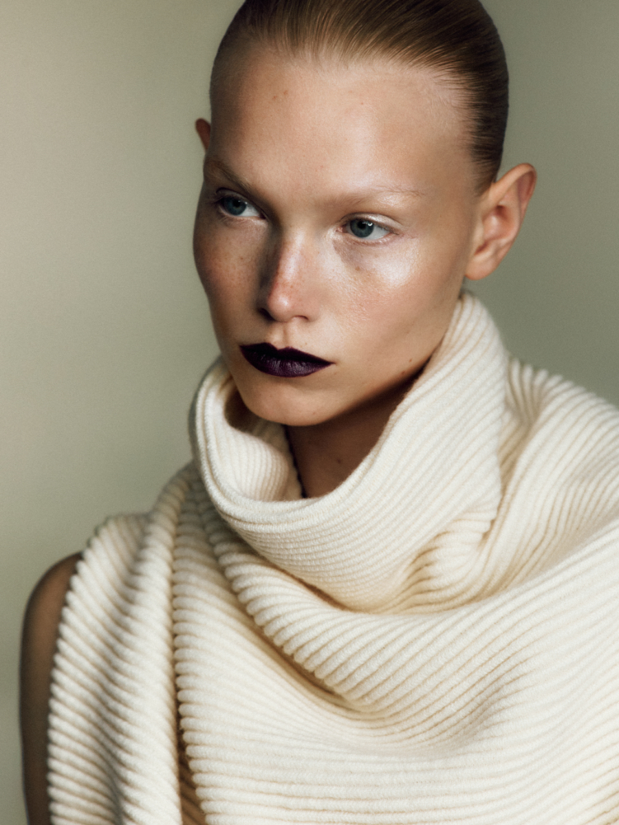 Body, ANTHONY VACCARELLO. Collants, WOLFORD. Brincos, PATRIZIA PEPE; Top, SAINT LAURENT BY ANTHONY VACCARELLO. Calças, TOM FORD. Brincos, HUGO KREIT; Vestido, ACNE STUDIOS.