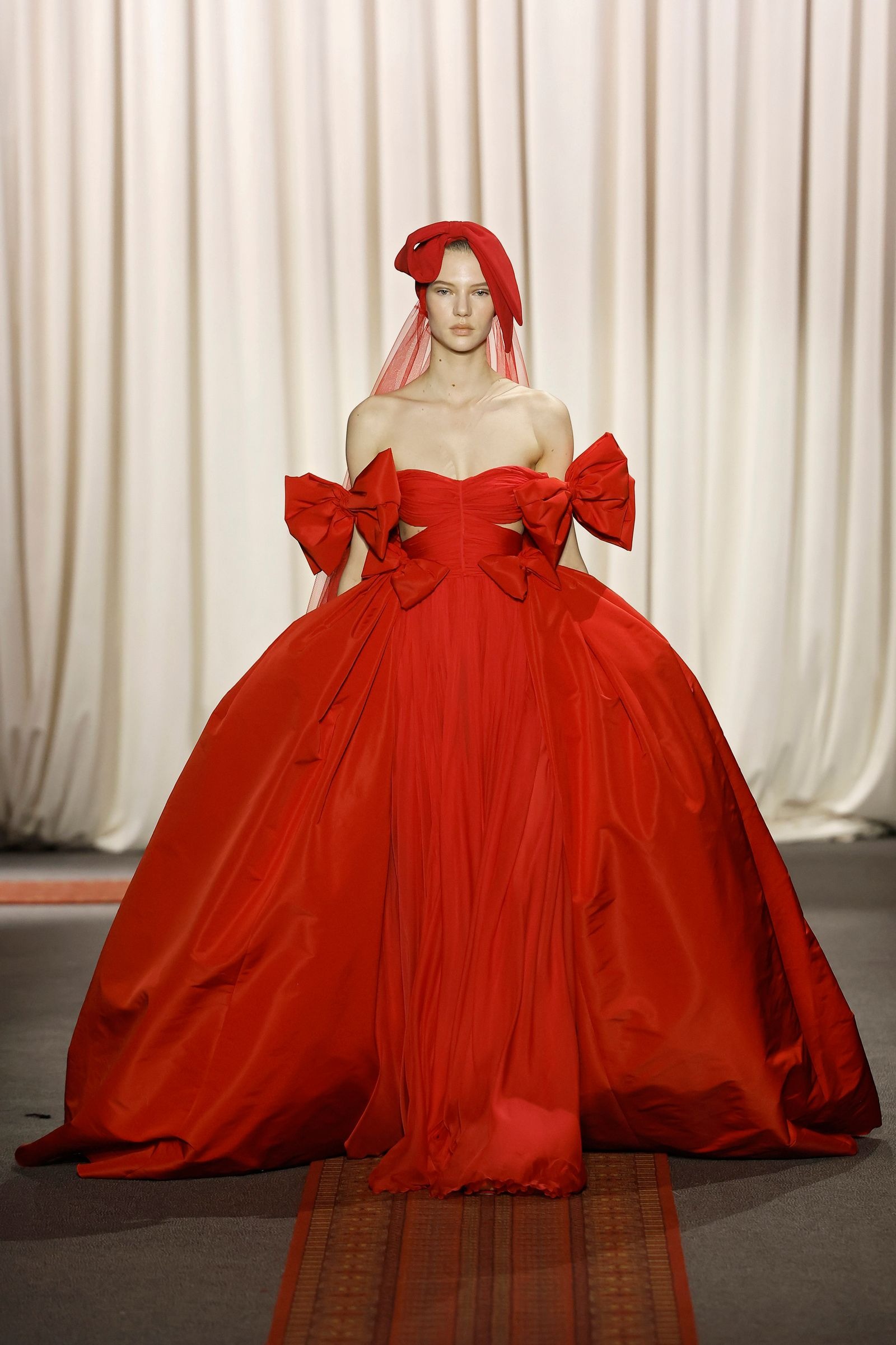 À esquerda: Giambattista Valli Couture primavera 2025 Fotografia: Estrop/Getty Images. À direita: Giambattista Valli Couture primavera 2025. Fotografia: Francois Durand/Getty Images