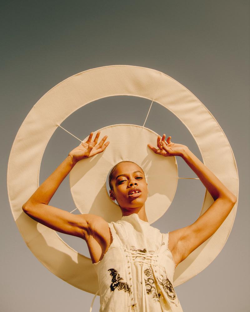 Top, PRADA. Chapéu, HARRIS REED.