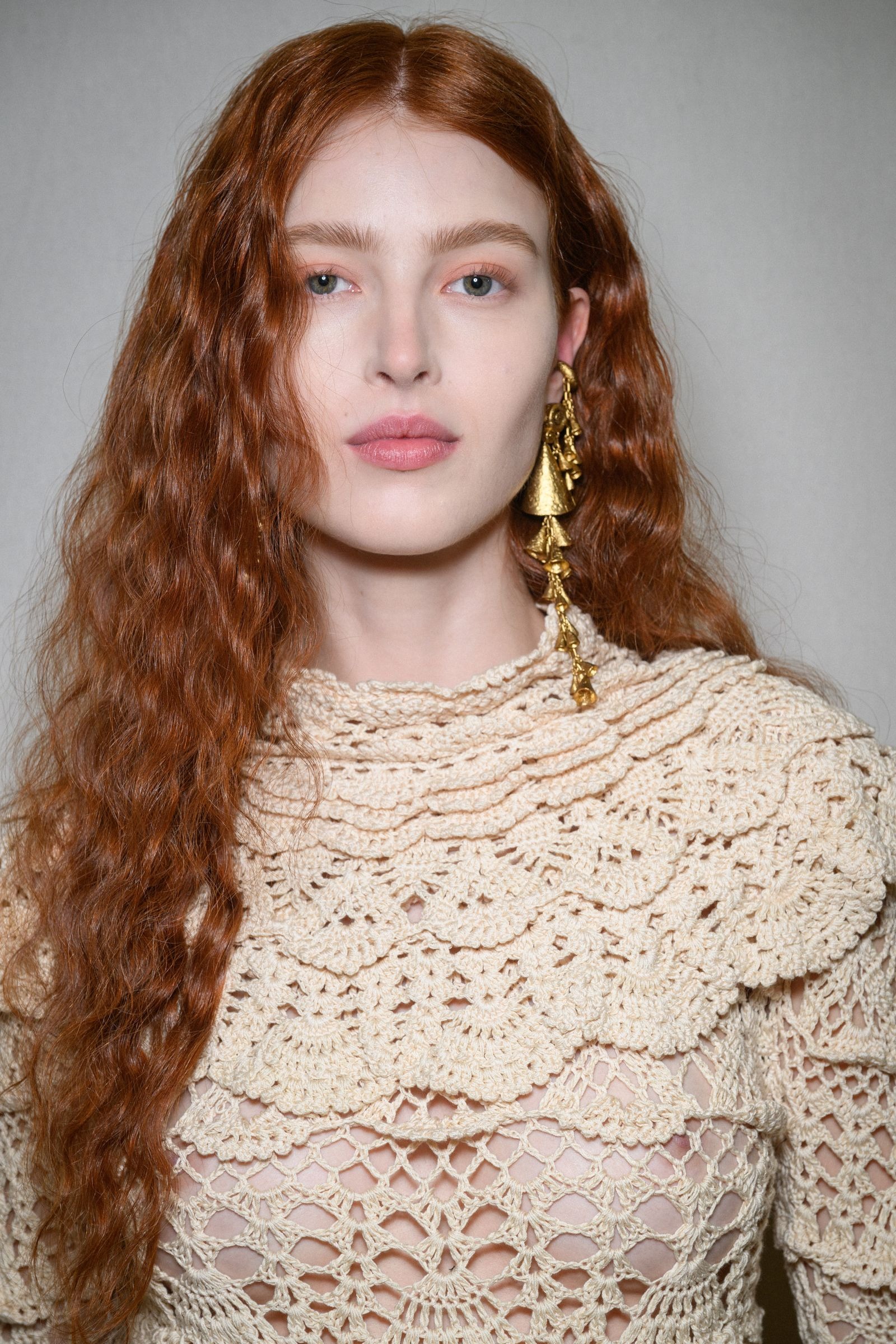 Modelo no desfile da Zimmermann, com corte de cabelo XXL com camadas invisíveis.