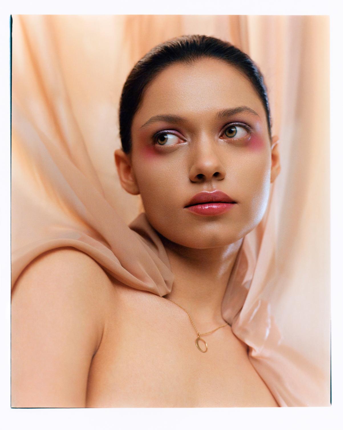Colar Moon em ouro amarelo, KASIA WÓJCIK. Base Backstage Face & Body, no tom 3WO, € 45, DIOR. Sabão de sobrancelhas Soap Brows Extra Strong, WEST BARN CO. Pó translúcido Translucent Loose Setting Powder, no tom Translucent, LAURA MERCIER. Iluminador Mineralize Skinfinish, no tom Global Glow, € 41, e batom da coleção Pro Lip Pallete, no tom Preferred Pinks, € 44, MAC. Sombras de olhosda coleção Carnival XL Pro, nos tons Lit, Orchid, Remastered e Moony, € 47,95, BPERFECT X STACEY MARIE.
