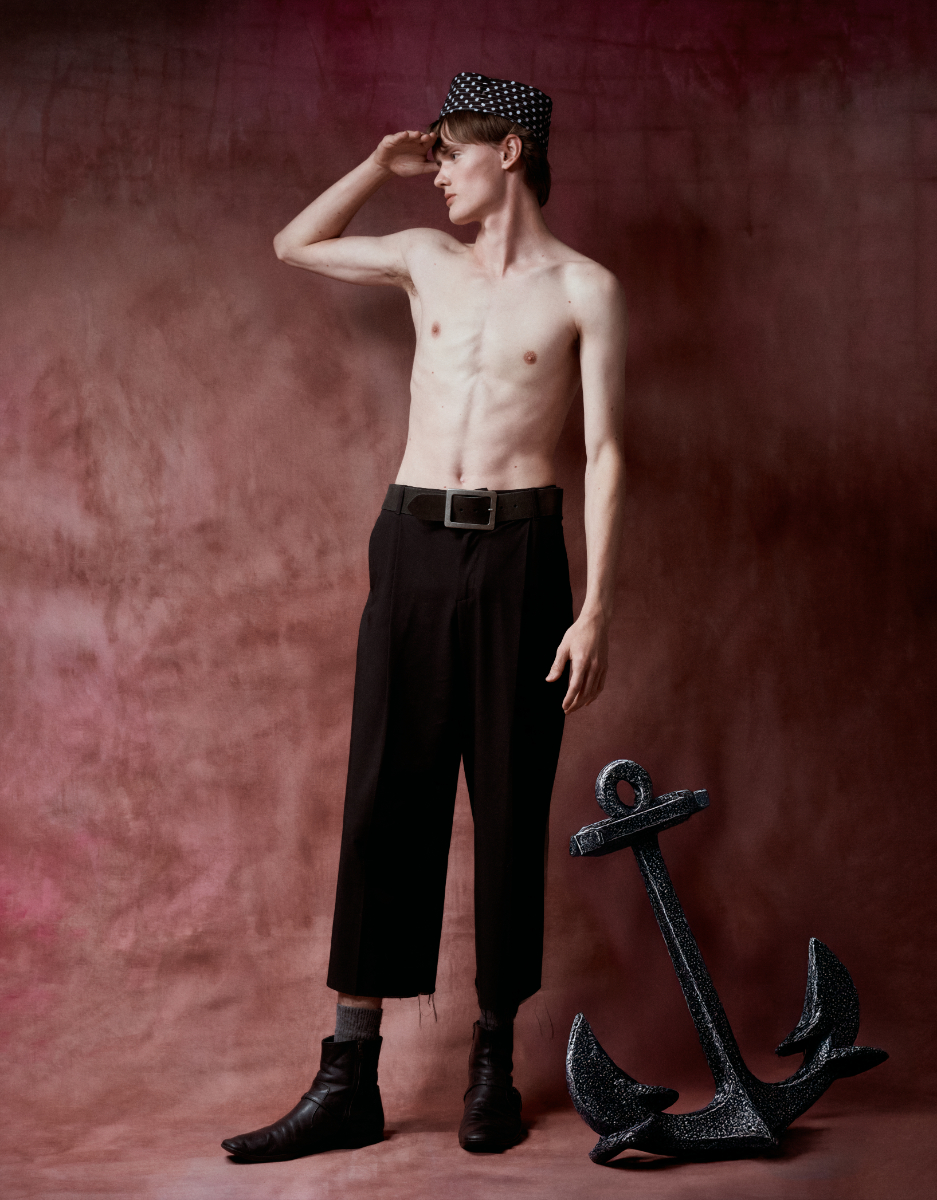 Calças, ZARA. Cinto e meias, da produção. Chapéu, HIDDE RITSKE. Sapatos, PRADA.