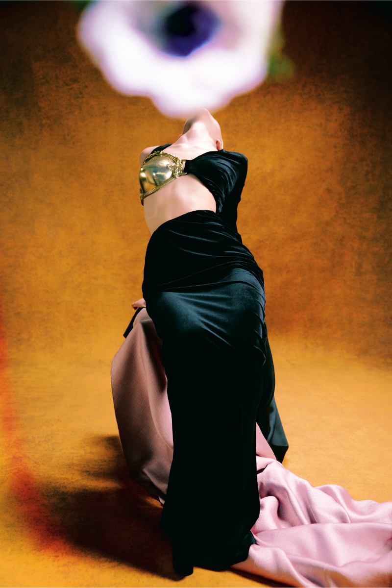 Vestido, IRRA. Sapatos, SAINT LAURENT BY ANTHONY VACCARELLO. Vestido, IRRA. Sapatos, SAINT LAURENT BY ANTHONY VACCARELLO.