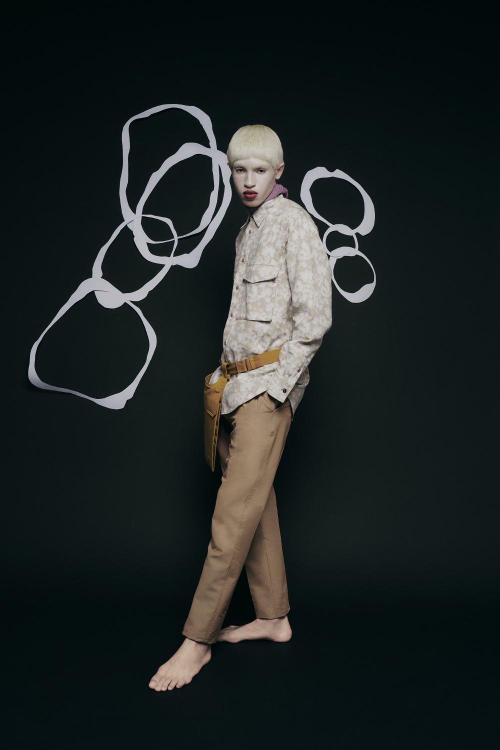 Lorys: casaco, camisola, calças e cinto, tudo PAUL SMITH; Gu: top e saia, DAWEI STUDIO. Pulseira, CHOCHENG. Collants, falke. Sapatos, EMPTY BEHAVIOR.
