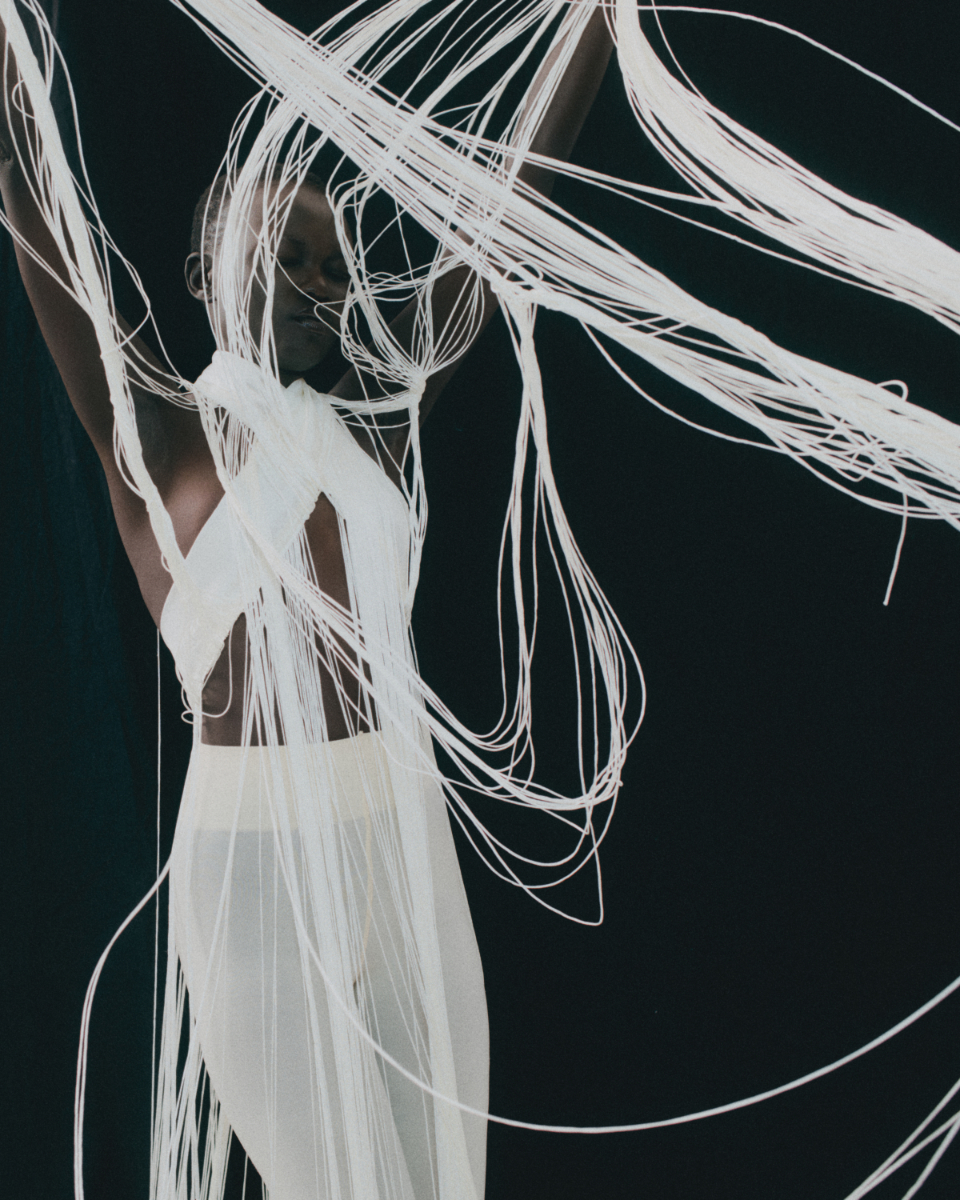 Cachecol, da produção. Chapéu, KAREN ARCANJO. Collants, WOLFORD. Sapatos, PATRIZIA PEPE.