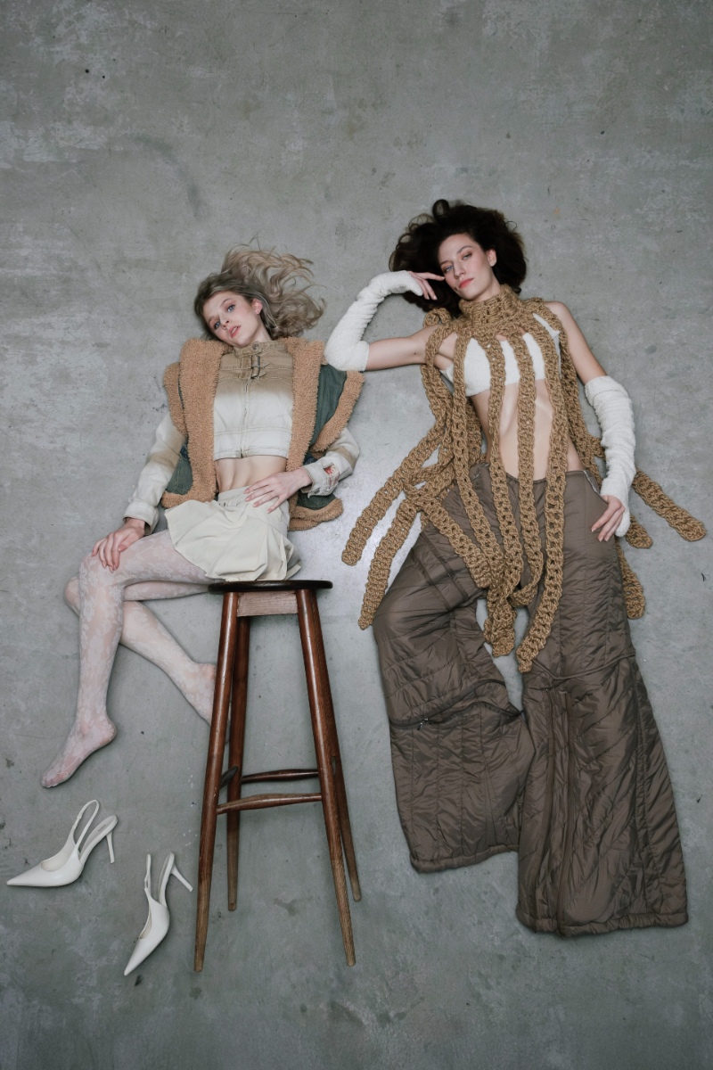 Anais: casaco e saia, VALENTINA VILLANI & GIULIA SANTIS. Colete, STEFANO SALVATI. Collants e sapatos, da produção. Giulia: colarinho, top e luvas, tudo GIULIA GAGLIARDI. Calças, TOMMASO RICCIARDI; Anais: casaco, MANIGOLDE. Corset, SOFIA MARZOLI. Sapatos, da produção. Giulia: top, GIULIA MINARINI. Calças, CAMILLA MILANO. Botas, da produção.
