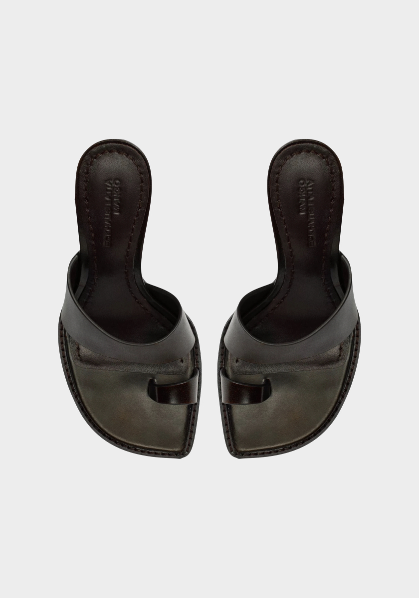 Sandália em pele, € 99,99, Eckhaus Latta x Mango.