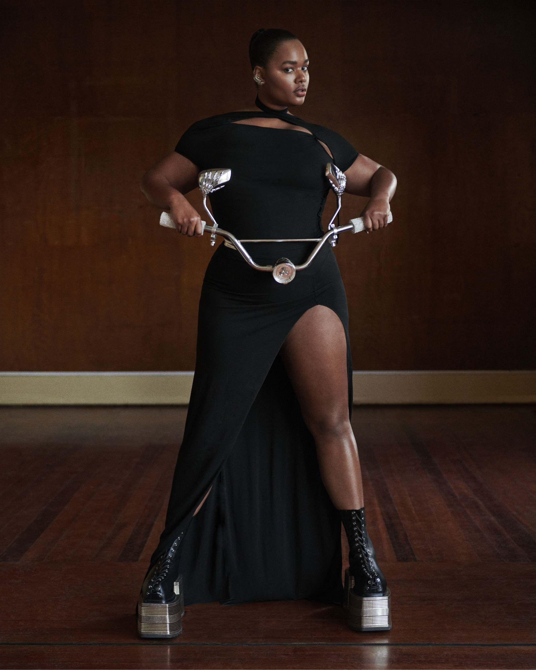 Precious: vestido, COPERNI. Cinto, MAISON J.SIMONE. Botas, JEAN PAUL GAULTIER BY OLIVIER ROUSTEING ALTA-COSTURA.
