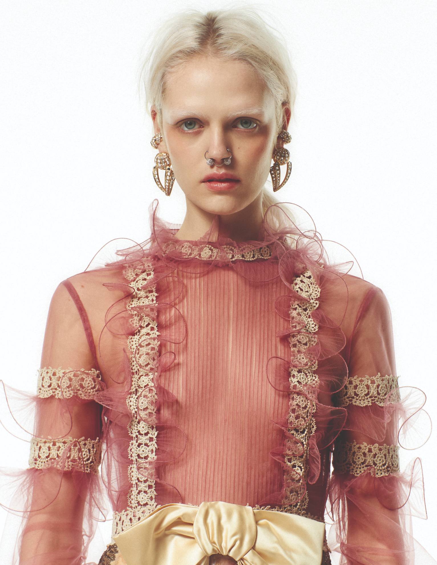Vestido e brincos, tudo VALENTINO. Pigmento em creme Nº1 de Chanel no tom 3 Vital Beige, € 50; sombra de olhos (usada como eyeliner) Ombre Essentielle no tom 224 - Blé D’or Antique, € 40 e batom Rouge Coco no tom 444 - Gabrielle, € 48, tudo CHANEL. Top, saia, luvas e sapatos, tudo GUCCI. Pigmento em creme Nº1 de Chanel no tom 3 Vital Bseige, € 50; sombra de olhos (usada como eyeliner) Ombre Essentielle no tom 224 - Blé D’or Antique, € 40 e batom Rouge Coco no tom 416 - Coco, € 48, tudo CHANEL.