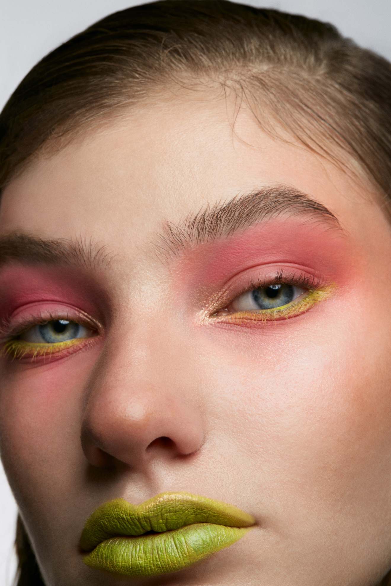 Maddux: base HD Skin All-In-One Palette, no tom H1, € 86, MAKE UP FOR EVER em SEPHORA.PT. Base Foundation Palette, no tom Olive Series, RCMA. Iluminador Lighting Palette Volume ll, € 78, HOURGLASS em SEPHORA.PT. Pó translúcido, € 24,95, LAURA MERCIER em LOOKFANTASTIC.PT. Pigmento em creme (usado nos olhos) Pro Palette Paintstick, nos tons Chartreuse e Landscape Green, MAC COSMETICS. Dani: base Studio Radiance Face&Body, no tom C1, € 45, e corretor de olheiras Studio Fix Conceal and Correct, no tom light, € 49, MAC COSMETICS em ELCORTEINGLES.PT. Iluminador Shimmering Skin Perfector, no tom Moonstoned, € 46, BECCA em NOTINO.PT. Pigmento em creme (usado nos olhos) Colour Case Cosmetic Paint Palette The Electrics, nos tons Intimidated, Sour e Hi-Viz, MADE BY MITCHEL. Spray de cabelo Pro Tecni Art Flex Pli, € 21,99, L’ORÉAL em PLURICOSMETICA.COM. Spray de cabelo Tecni Art Beach Waves, € 23,10, L’ORÉAL PROFESSIONNEL em WELLS.PT. Óleo de cabelo Elixir Ultime - L’Huile Originale, € 67, KÉRASTASE em SEPHORA.PT. Spray de cabelo More Inside Shimmering Mist, € 25,10, DAVINES.Sombra de olhos Petites Mattes Editorial Brights, no tom Lime, € 25,04 e sombra de olhos Visepro Editorial Brights, no tom pink, € 50,09, VISEART PARIS. Batom Stunna Lip Paint, nos tons Underdawg e Unlocked, € 29, FENTY BEAUTY em SEPHORA.PT. Spray de cabelo Infinium Pure, € 30, L’OREAL PROFESSIONNEL em SEPHORA.PT. Spray de cabelo Pro Tecni Art Flex Pli, € 21,99, L’ORÉAL em PLURICOSMETICA.COM. Spray de cabelo Tecni Art Beach Waves, € 23,10 e gel de cabelo Tecni Art Max Gel Sculpture Force 6, € 23,10, L’ORÉAL PROFESSIONNEL em WELLS.PT. Óleo de cabelo Elixir Ultime - L’Huile Originale, € 67, KÉRASTASE em SEPHORA.PT. Nyanwei: primer Prep + Prime Natural Radiance, € 49, e pó translúcido Blot Powder, no tom Deep Dark, € 39, MAC COSMETICS em PERFUMESECOMPANHIA.PT. Base Studio Radiance Face&Body, no tom W8, € 45, base Pro Palette Full Coverage, sombra de olhos Pro Palette Paintstick, no tom Chartreuse, lápis de olhos, no tom Talking Point e gloss Lip Glass, no tom Candy Yum, tudo MAC COSMETICS. Sombra de olhos The James Charles Palette, no tom Social Blue, MORPHE X JAMES CHARLES. Maddux: base HD Skin All-In-One Palette, no tom H1, € 86, MAKE UP FOR EVER em SEPHORA.PT. Base Foundation Palette, no tom Olive Series, RCMA. Iluminador Lighting Palette Volume ll, € 78, HOURGLASS em SEPHORA.PT. Pó translúcido, € 24,95, LAURA MERCIER em LOOKFANTASTIC.PT. Pigmento em creme (usado nos olhos) Pro Palette Paintstick, nos tons Chartreuse e Landscape Green, MAC COSMETICS. Dani: base Studio Radiance Face&Body, no tom C1, € 45, e corretor de olheiras Studio Fix Conceal and Correct, no tom light, € 49, MAC COSMETICS em ELCORTEINGLES.PT. Iluminador Shimmering Skin Perfector, no tom Moonstoned, € 46, BECCA em NOTINO.PT. Pigmento em creme (usado nos olhos) Colour Case Cosmetic Paint Palette The Electrics, nos tons Intimidated, Sour e Hi-Viz, MADE BY MITCHEL. Spray de cabelo Pro Tecni Art Flex Pli, € 21,99, L’ORÉAL em PLURICOSMETICA.COM. Spray de cabelo Tecni Art Beach Waves, € 23,10, L’ORÉAL PROFESSIONNEL em WELLS.PT. Óleo de cabelo Elixir Ultime - L’Huile Originale, € 67, KÉRASTASE em SEPHORA.PT. Spray de cabelo More Inside Shimmering Mist, € 25,10, DAVINES.Sombra de olhos Petites Mattes Editorial Brights, no tom Lime, € 25,04 e sombra de olhos Visepro Editorial Brights, no tom pink, € 50,09, VISEART PARIS. Batom Stunna Lip Paint, nos tons Underdawg e Unlocked, € 29, FENTY BEAUTY em SEPHORA.PT. Spray de cabelo Infinium Pure, € 30, L’OREAL PROFESSIONNEL em SEPHORA.PT. Spray de cabelo Pro Tecni Art Flex Pli, € 21,99, L’ORÉAL em PLURICOSMETICA.COM. Spray de cabelo Tecni Art Beach Waves, € 23,10 e gel de cabelo Tecni Art Max Gel Sculpture Force 6, € 23,10, L’ORÉAL PROFESSIONNEL em WELLS.PT. Óleo de cabelo Elixir Ultime - L’Huile Originale, € 67, KÉRASTASE em SEPHORA.PT. Nyanwei: primer Prep + Prime Natural Radiance, € 49, e pó translúcido Blot Powder, no tom Deep Dark, € 39, MAC COSMETICS em PERFUMESECOMPANHIA.PT. Base Studio Radiance Face&Body, no tom W8, € 45, base Pro Palette Full Coverage, sombra de olhos Pro Palette Paintstick, no tom Chartreuse, lápis de olhos, no tom Talking Point e gloss Lip Glass, no tom Candy Yum, tudo MAC COSMETICS. Sombra de olhos The James Charles Palette, no tom Social Blue, MORPHE X JAMES CHARLES.