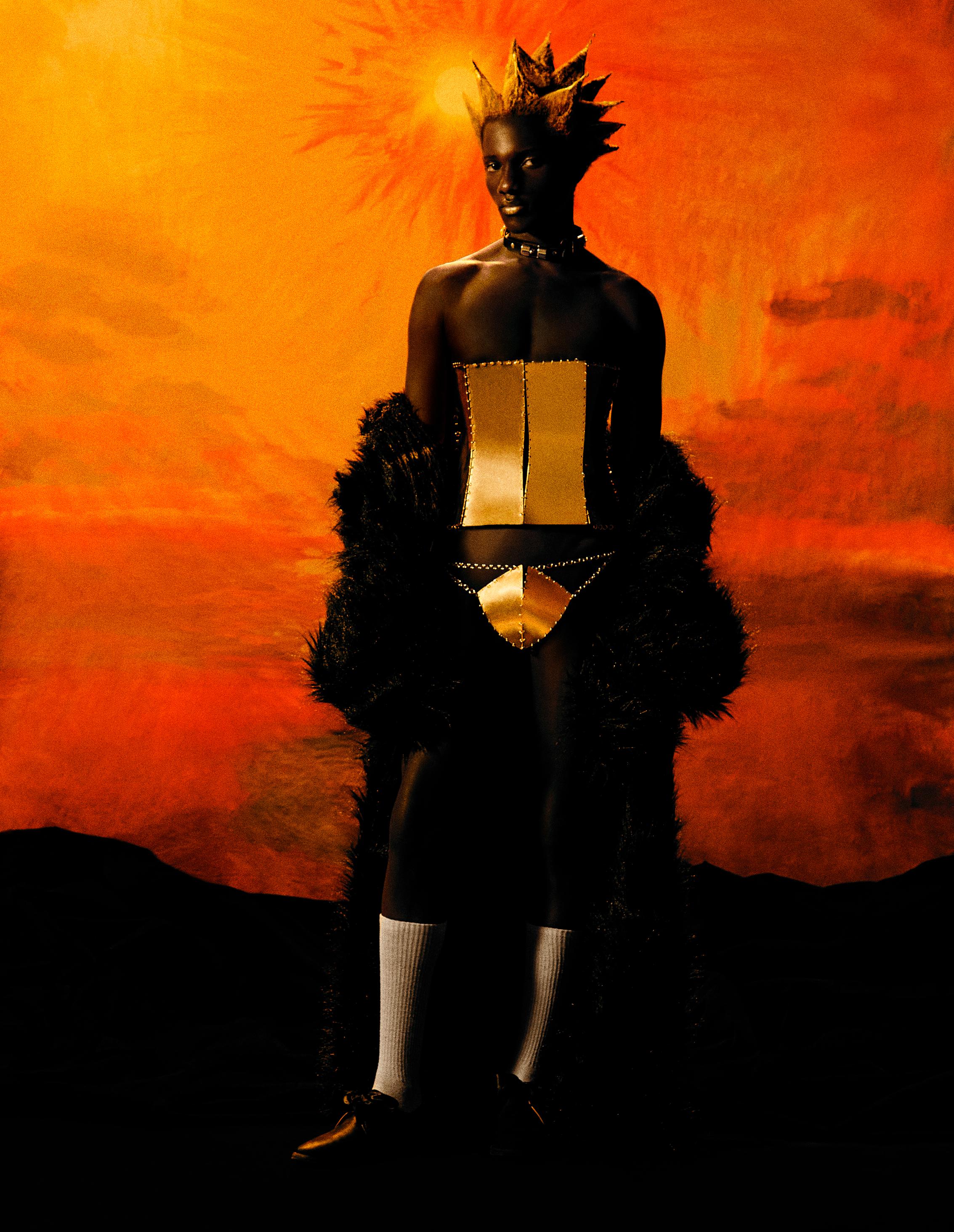 Mustafar: casaco, ROBER DOGNANI. Corset e cuecas, ambos WALÉRIO ARAÚJO. Choker, THE LEATHER MAN. Meias, LUPO. Sapatos, CNS.