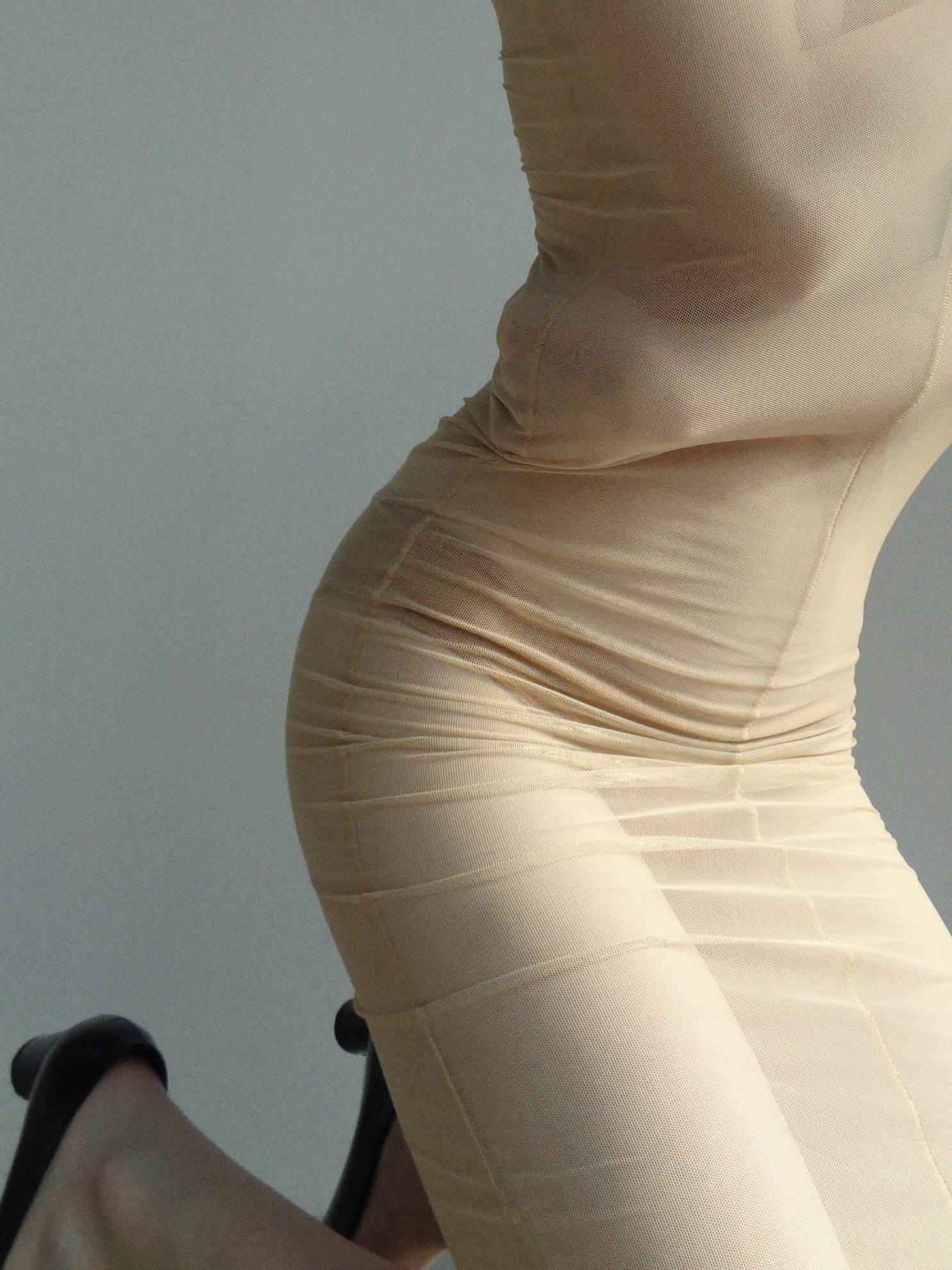 Vestido e cuecas, da produção. Sapatos, GOUTER L'OBJET.