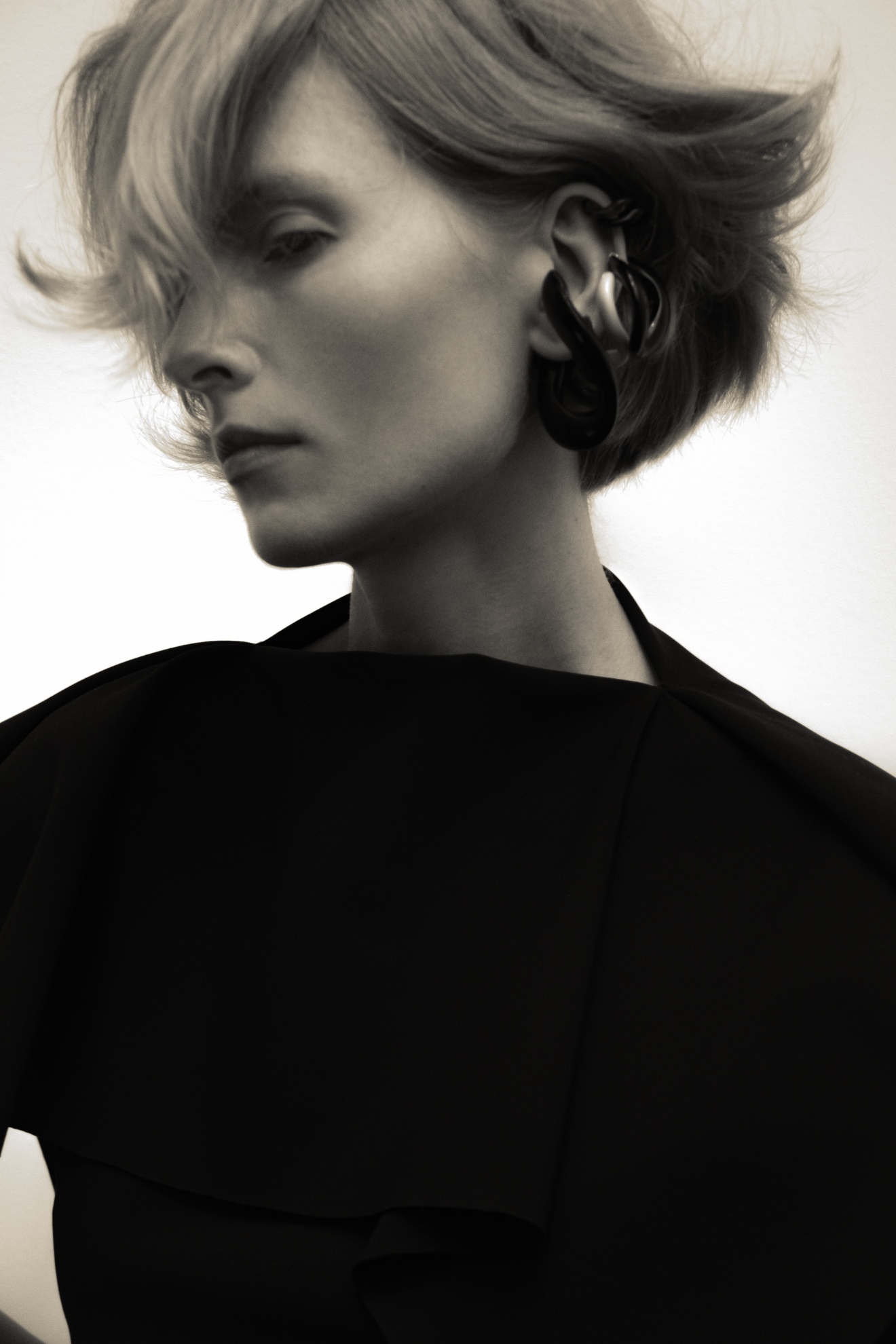 Top, ERNESTO NARANJO. Earcuffs, BEATRIZ PALACIOS.