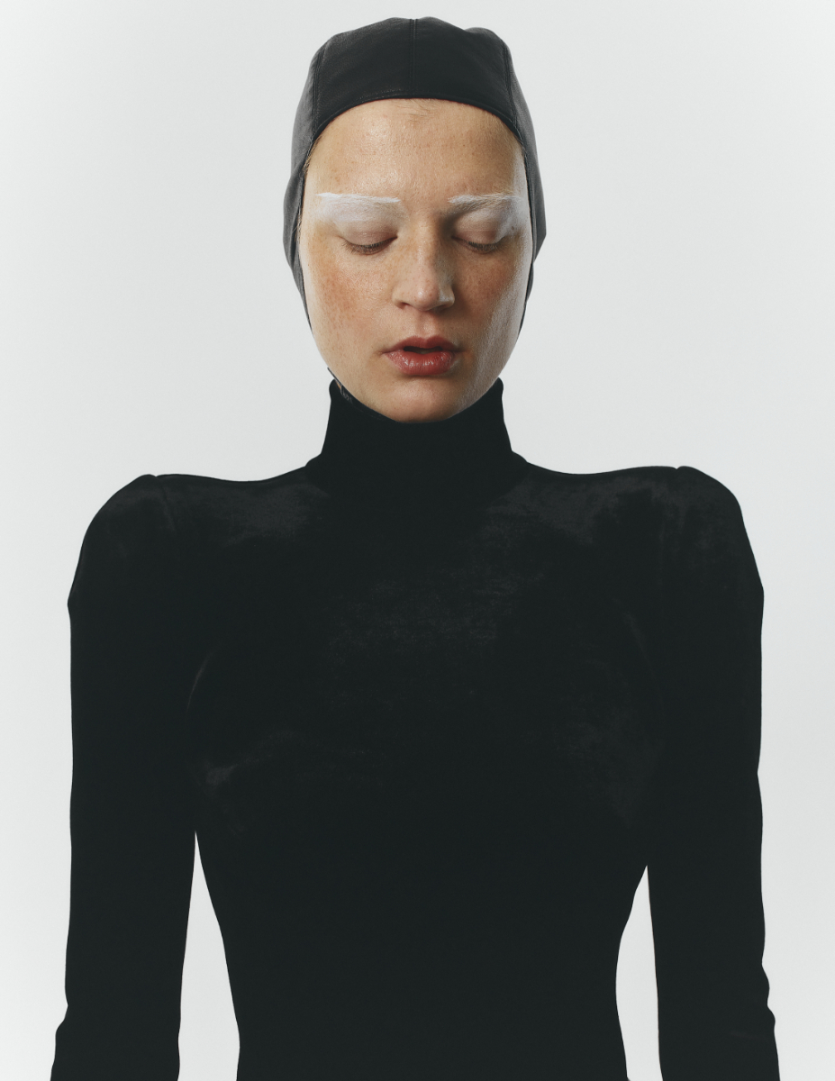 Camisola, BALENCIAGA. Headpiece, SAINT LAURENT BY ANTHONY VACCARELLO.