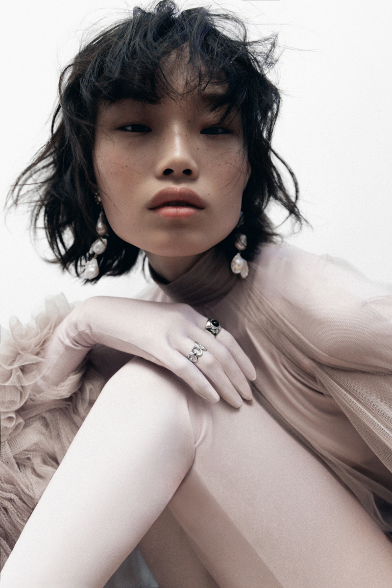 Blusa e bodysuit, ALVARO CALAFAT. Brincos e anéis, M DE PAULET. Sapatos, JUAN VIDAL. 