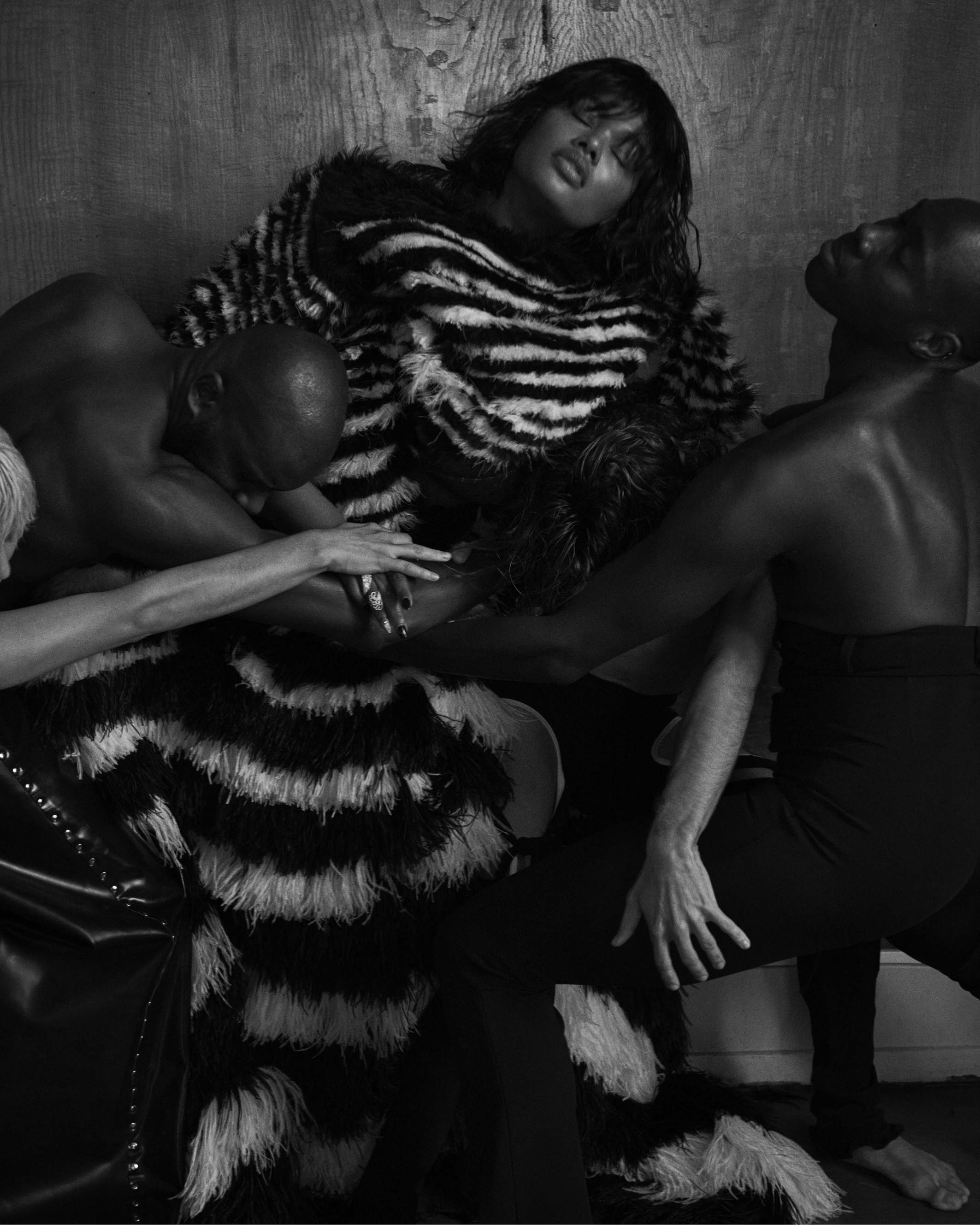 Precious: top, JEAN PAUL GAULTIER BY OLIVIER ROUSTEING ALTA-COSTURA. Soutien e cuecas, da produção. Wilson: calças, XIMON LEE. Gerson: calças, ARTURO OBEGERO. Francisco: calças, OTTOLINGER.