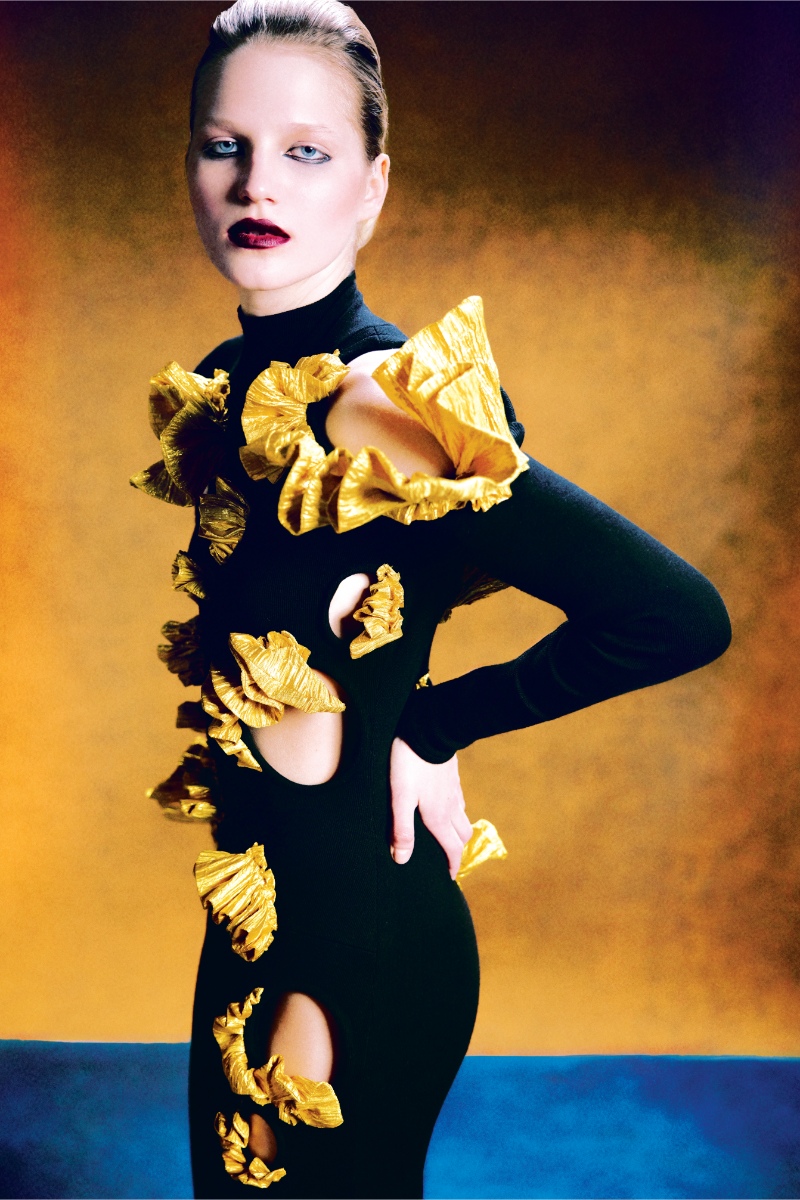 Bodysuit, HAUS OF VLAD. Sapatos, SAINT LAURENT BY ANTHONY VACCARELLO.
