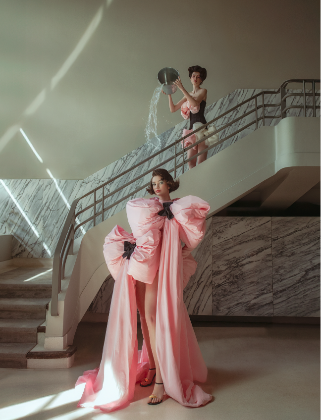 Val: vestido, CELIA KRITHARIOTI. Sandálias, SCHIAPARELLI. Mary: vestido, CELIA KRITHARIOTI.