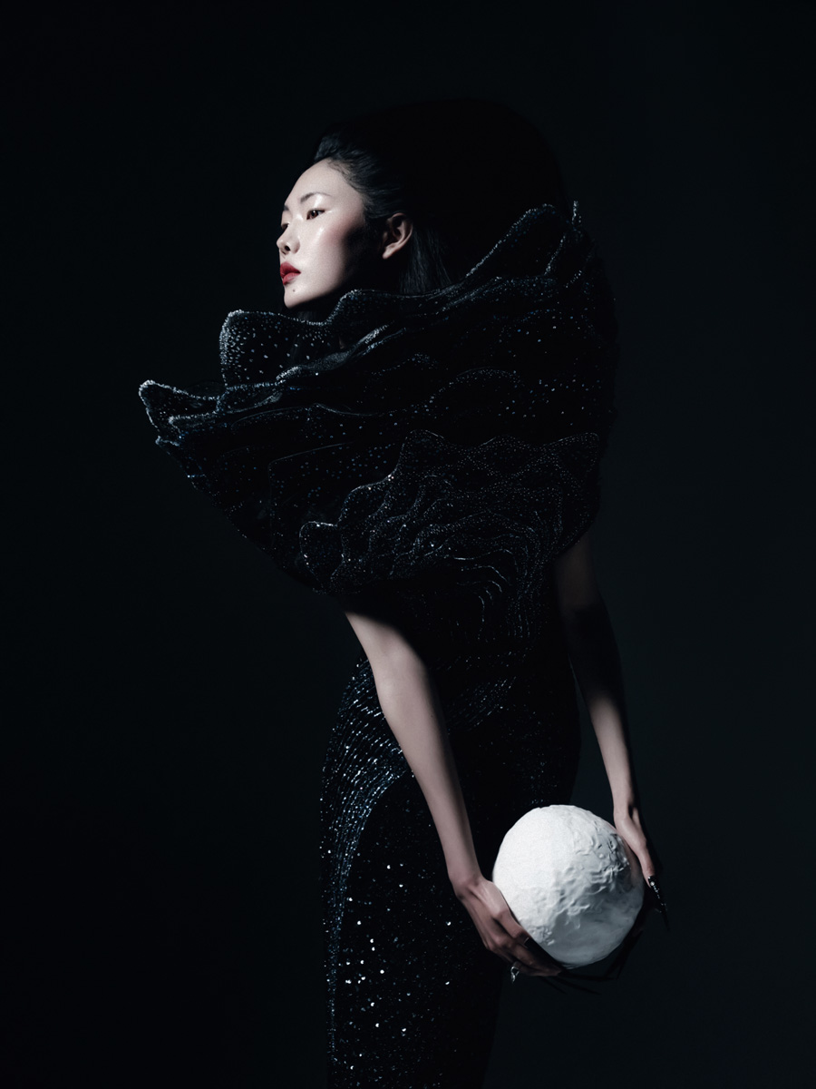 Sijia: vestido, RAHUL MISHRA ALTA-COSTURA. Cabeça em cerâmica, INCARNEM.