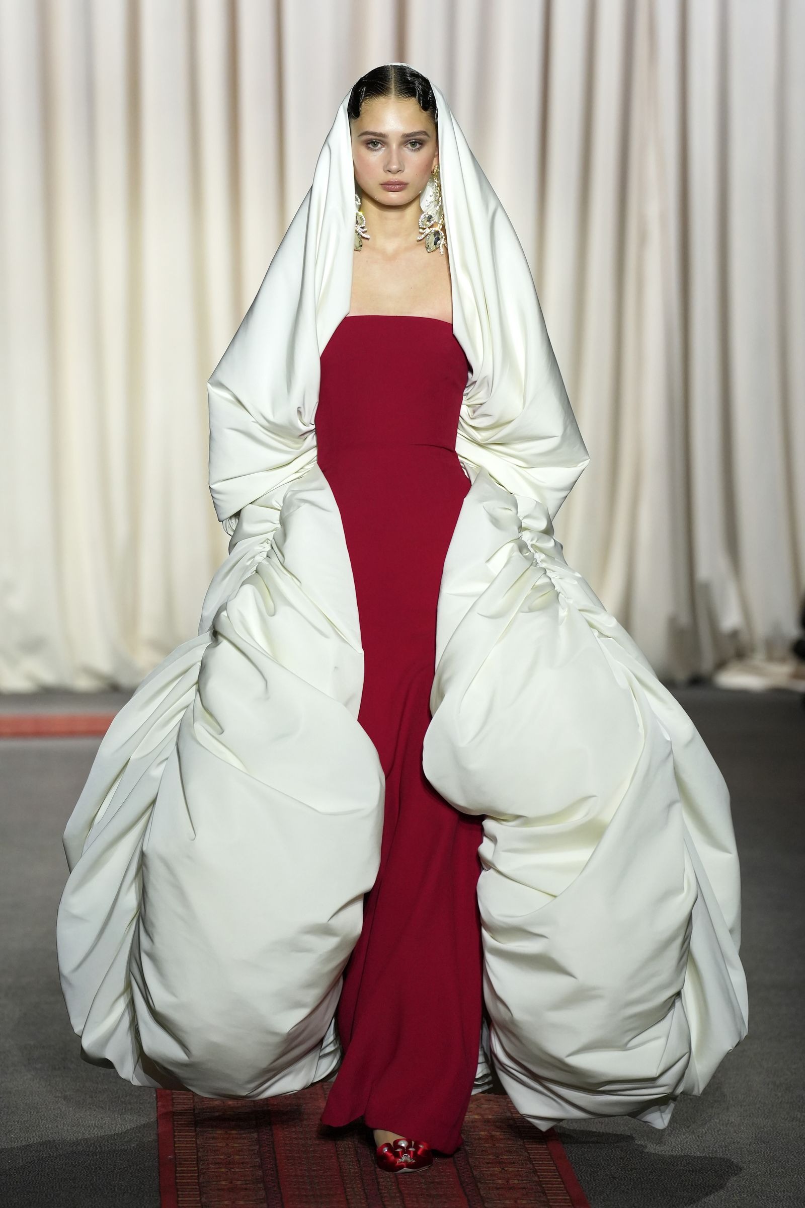 À esquerda: Giambattista Valli Couture primavera 2025 Fotografia: Estrop/Getty Images. À direita: Giambattista Valli Couture primavera 2025. Fotografia: Francois Durand/Getty Images À esquerda: Giambattista Valli Couture primavera 2025 Fotografia: Estrop/Getty Images. À direita: Giambattista Valli Couture primavera 2025. Fotografia: Francois Durand/Getty Images