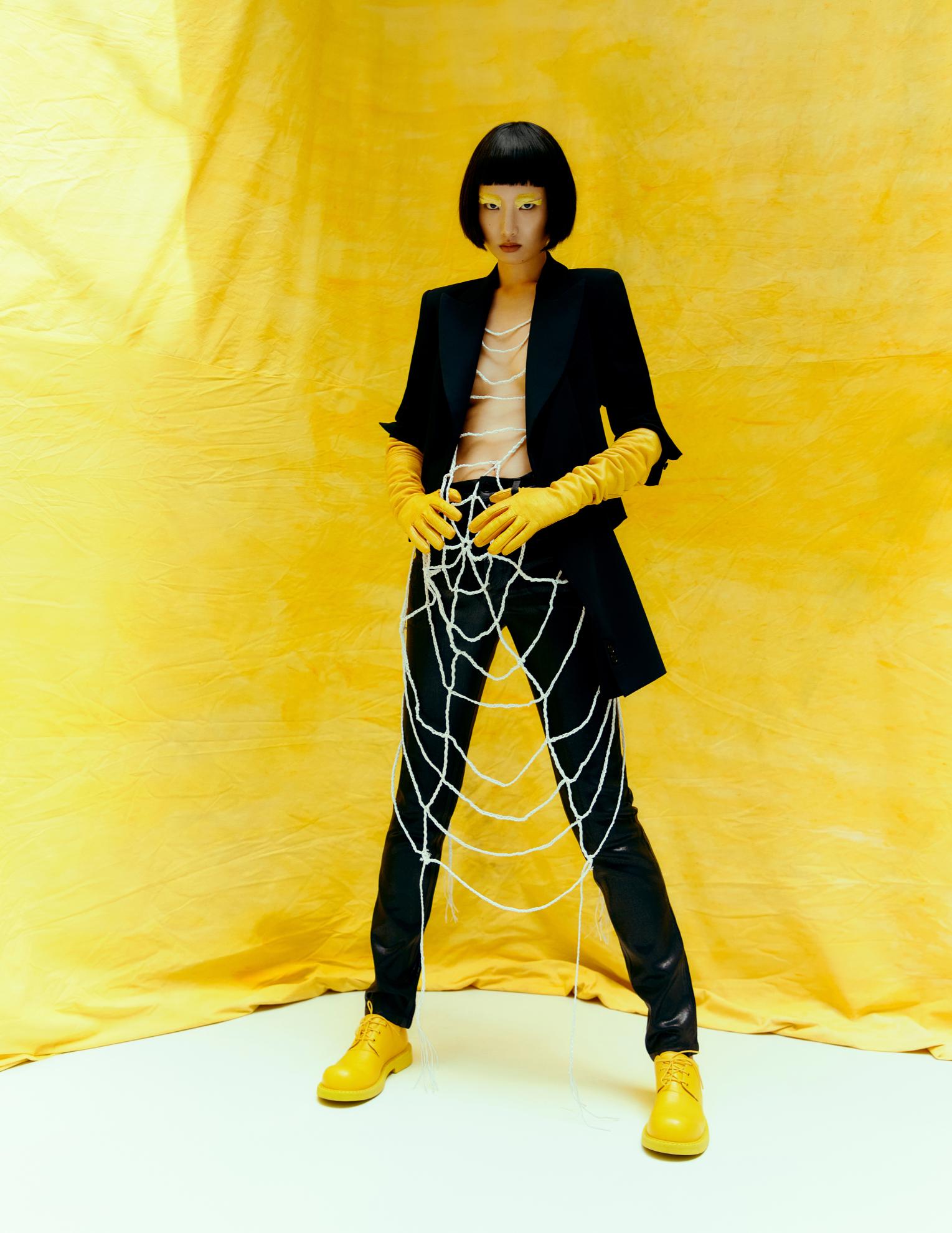 Wang: blazer, calças, luvas e sapatos, tudo MM6 MAISON MARGIELA.