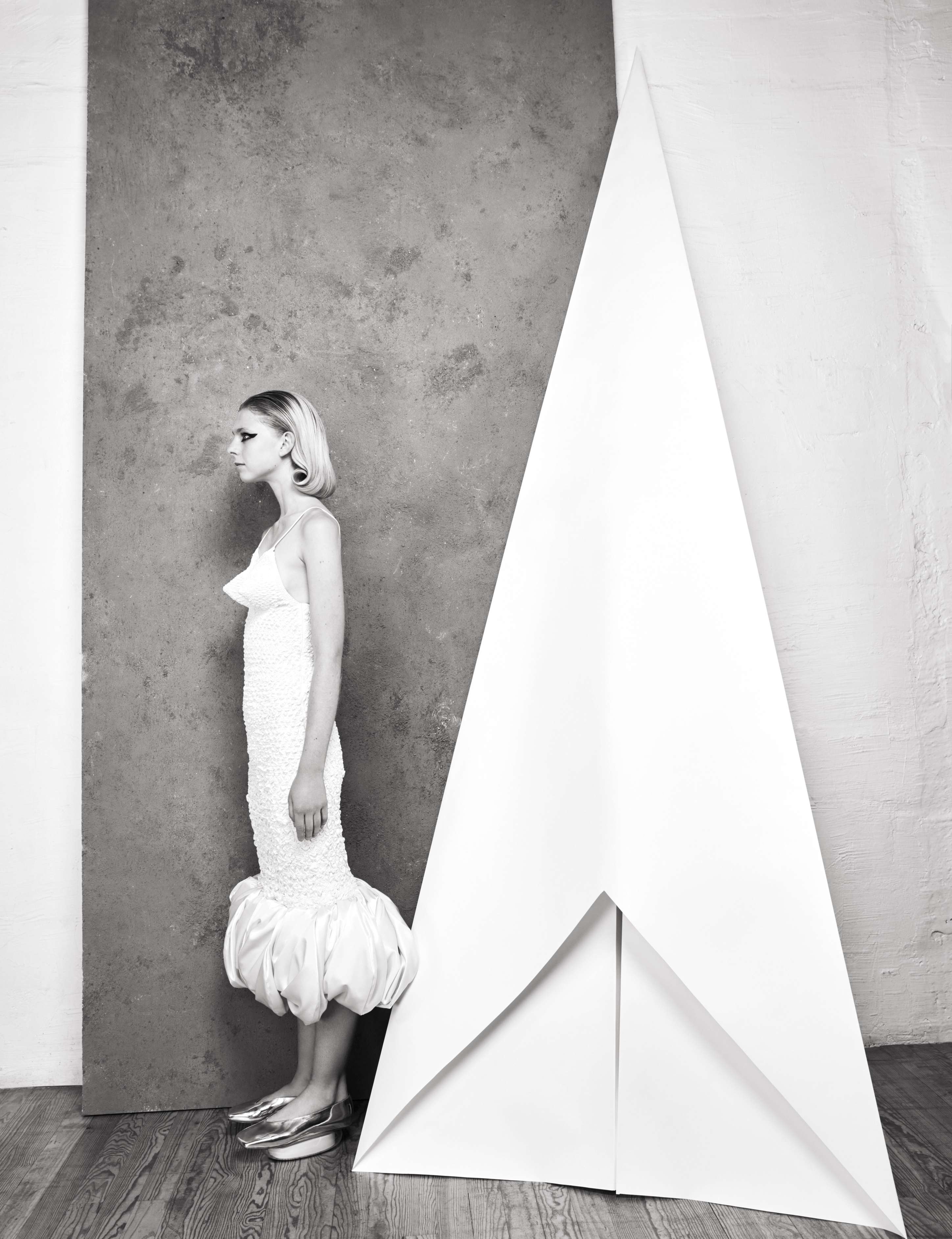 Flo: vestido, SCHIAPARELLI. Sapatos, SHANG XIA.