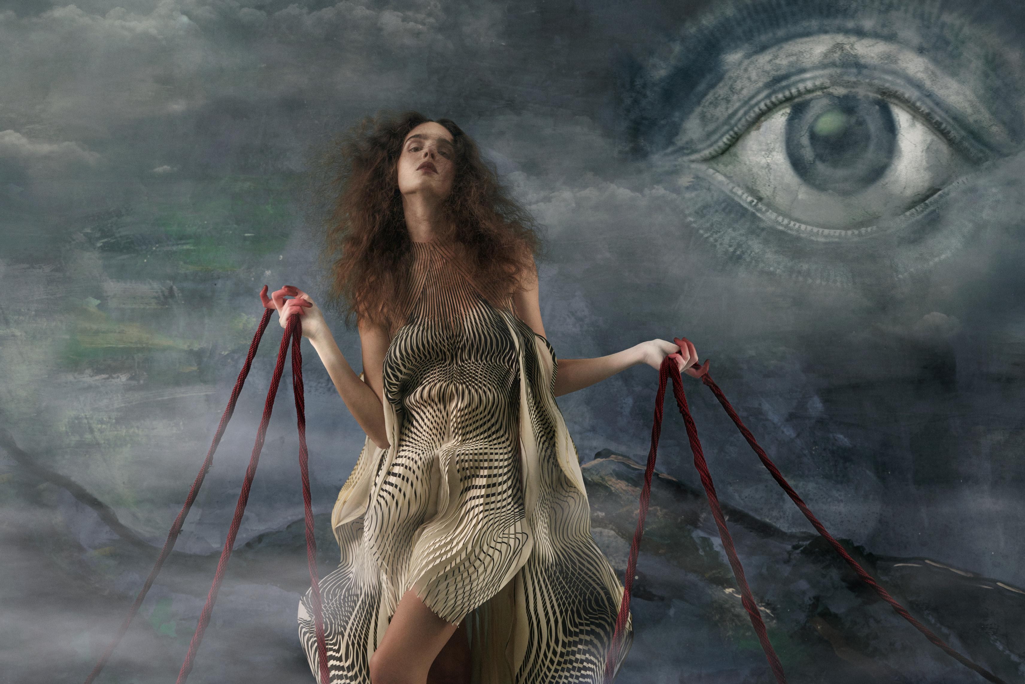 Matilde: vestido, IRIS VAN HERPEN ALTA-COSTURA.