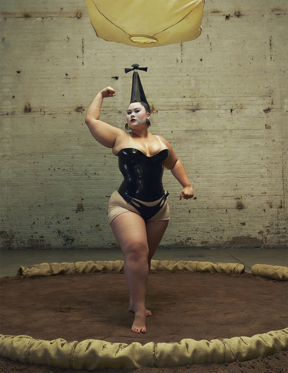 Minami: corset, ATSUKO KUDO. Cuecas, FLEET ILYA. Body e calções, LAINA RAUMA. Brincos, ALAÏA.