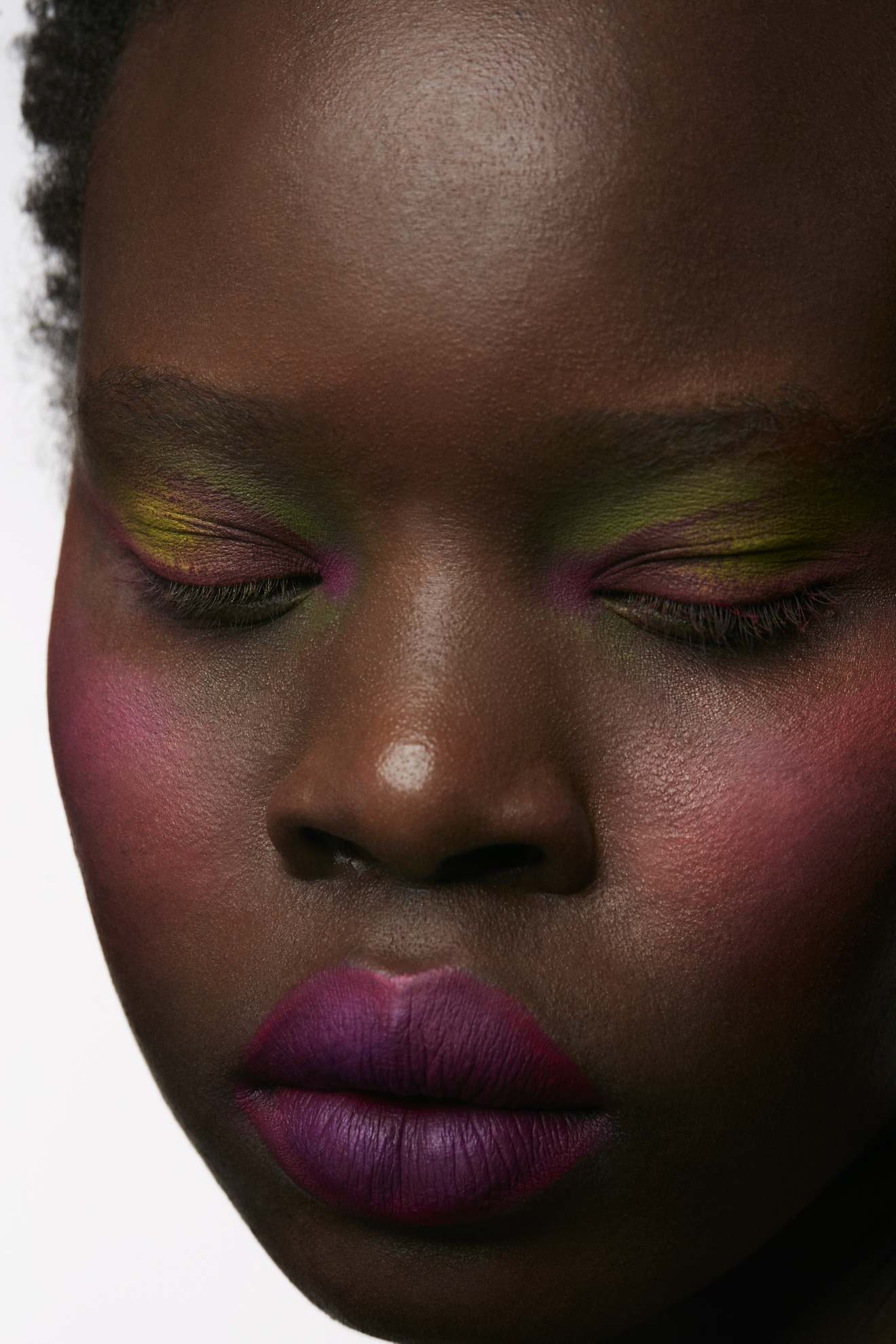 Maddux: base HD Skin All-In-One Palette, no tom Harmony 1, € 86, MAKE UP FOR EVER em SEPHORA.PT. Base Olive Series Pallete, RCAM MAKE UP. Iluminador Lighting Palette Volume ll, € 78, HOURGLASS em SEPHORA.PT. Pó translúcido, € 44,95, LAURA MERCIER em LOOKFANTASTIC.PT. Blush Major Headlines Double-Take Crème & Powder, no tom She’s Giving, € 33,95, PATRICK TA BEAUTY. Sombra de olhos Visepro Editorial Brights, nos tons Pink, Kelly e Lime, € 49,94, VISEART PARIS. Batom Stunna Lip Paint, no tom Underdawg, € 26, FENTY BEAUTY. Spray de cabelo Infinium Pure, € 30, L’OREAL PROFESSIONNEL em SEPHORA.PT. Spray de cabelo Pro Tecni Art Flex Pli, € 21,99, L’ORÉAL em PLURICOSMETICA.COM. Spray de cabelo Tecni Art Beach Waves, € 23,10, e gel de cabelo Tecni Art Fix Max Gel Sculpture Force 6, € 23,20, L’ORÉAL PROFESSIONNEL em WELLS.PT. Óleo de cabelo Elixir Ultime - L’Huile Originale, € 67, KÉRASTASE em SEPHORA.PT. Spray de cabelo More Inside Shimmering Mist, € 25,10, DAVINES. Niyanwei: base Studio Radiance Face&Body, no tom W8, MAC COSMETICS. Blush Major Headlines Double-Take Crème & Powder Duo, € 33, 95, PATRICK TA BEAUTY. Sombra de olhos Visepro Editorial Brights, nos tons Lime, Clover, Pink e Raspberry, € 49,96, VISEART PARIS. Batom Stunna Lip Paint, no tom Unlocked, € 29, FENTY BEAUTY em SEPHORA.PT. Ana O: primer Prep + Prime Natural Radiance, € 49, base Studio Radiance Face&Body, no tom C4, € 45, corretor Studio Fix Conceal and Correct Pallete, no tom Medium, € 49, lápis de lábios, no tom Mahogany, € 27, batom Macximal Silky Matte, no tom D for Danger, € 18, MAC COSMETICS em ELCORTEINGLES.PT. Blush Pro Face Palette, no tom Deep Blush, Wine Me, e pigmento em creme Pro Palette Paintstick, nos tons Chartreuse e Landscape Green, MAC COSMETICS. Sombra de olhos Morphe X James Charles Palette, no tom Social Blade, MORPHE. Primer de lábios Prep + Prime, € 27, MAC COSMETICS em PERFUMESECOMPANHIA.PT. Gel de cabelo Braid Formul Conditioning Gel, EBIN NEW YORK. Spray de cabelo More Inside Shimmering Mist, € 25,10, e mousse More Inside Volume Boost, € 26,20, DAVINES. Maddux: base HD Skin All-In-One Palette, no tom Harmony 1, € 86, MAKE UP FOR EVER em SEPHORA.PT. Base Olive Series Pallete, RCAM MAKE UP. Iluminador Lighting Palette Volume ll, € 78, HOURGLASS em SEPHORA.PT. Pó translúcido, € 44,95, LAURA MERCIER em LOOKFANTASTIC.PT. Blush Major Headlines Double-Take Crème & Powder, no tom She’s Giving, € 33,95, PATRICK TA BEAUTY. Sombra de olhos Visepro Editorial Brights, nos tons Pink, Kelly e Lime, € 49,94, VISEART PARIS. Batom Stunna Lip Paint, no tom Underdawg, € 26, FENTY BEAUTY. Spray de cabelo Infinium Pure, € 30, L’OREAL PROFESSIONNEL em SEPHORA.PT. Spray de cabelo Pro Tecni Art Flex Pli, € 21,99, L’ORÉAL em PLURICOSMETICA.COM. Spray de cabelo Tecni Art Beach Waves, € 23,10, e gel de cabelo Tecni Art Fix Max Gel Sculpture Force 6, € 23,20, L’ORÉAL PROFESSIONNEL em WELLS.PT. Óleo de cabelo Elixir Ultime - L’Huile Originale, € 67, KÉRASTASE em SEPHORA.PT. Spray de cabelo More Inside Shimmering Mist, € 25,10, DAVINES. Niyanwei: base Studio Radiance Face&Body, no tom W8, MAC COSMETICS. Blush Major Headlines Double-Take Crème & Powder Duo, € 33, 95, PATRICK TA BEAUTY. Sombra de olhos Visepro Editorial Brights, nos tons Lime, Clover, Pink e Raspberry, € 49,96, VISEART PARIS. Batom Stunna Lip Paint, no tom Unlocked, € 29, FENTY BEAUTY em SEPHORA.PT. Ana O: primer Prep + Prime Natural Radiance, € 49, base Studio Radiance Face&Body, no tom C4, € 45, corretor Studio Fix Conceal and Correct Pallete, no tom Medium, € 49, lápis de lábios, no tom Mahogany, € 27, batom Macximal Silky Matte, no tom D for Danger, € 18, MAC COSMETICS em ELCORTEINGLES.PT. Blush Pro Face Palette, no tom Deep Blush, Wine Me, e pigmento em creme Pro Palette Paintstick, nos tons Chartreuse e Landscape Green, MAC COSMETICS. Sombra de olhos Morphe X James Charles Palette, no tom Social Blade, MORPHE. Primer de lábios Prep + Prime, € 27, MAC COSMETICS em PERFUMESECOMPANHIA.PT. Gel de cabelo Braid Formul Conditioning Gel, EBIN NEW YORK. Spray de cabelo More Inside Shimmering Mist, € 25,10, e mousse More Inside Volume Boost, € 26,20, DAVINES.